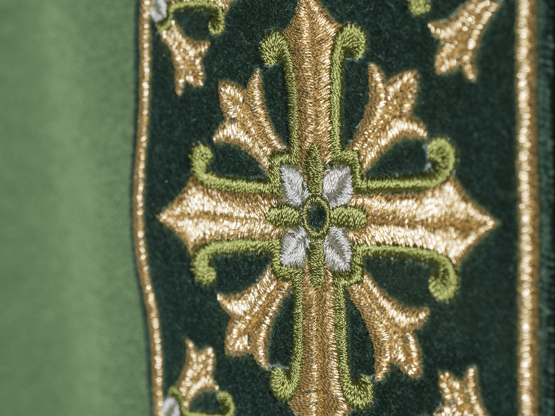 Ornat Liturgiczny Zielony z Haftem Eucharystycznym Złotą Nicią - alba.pl