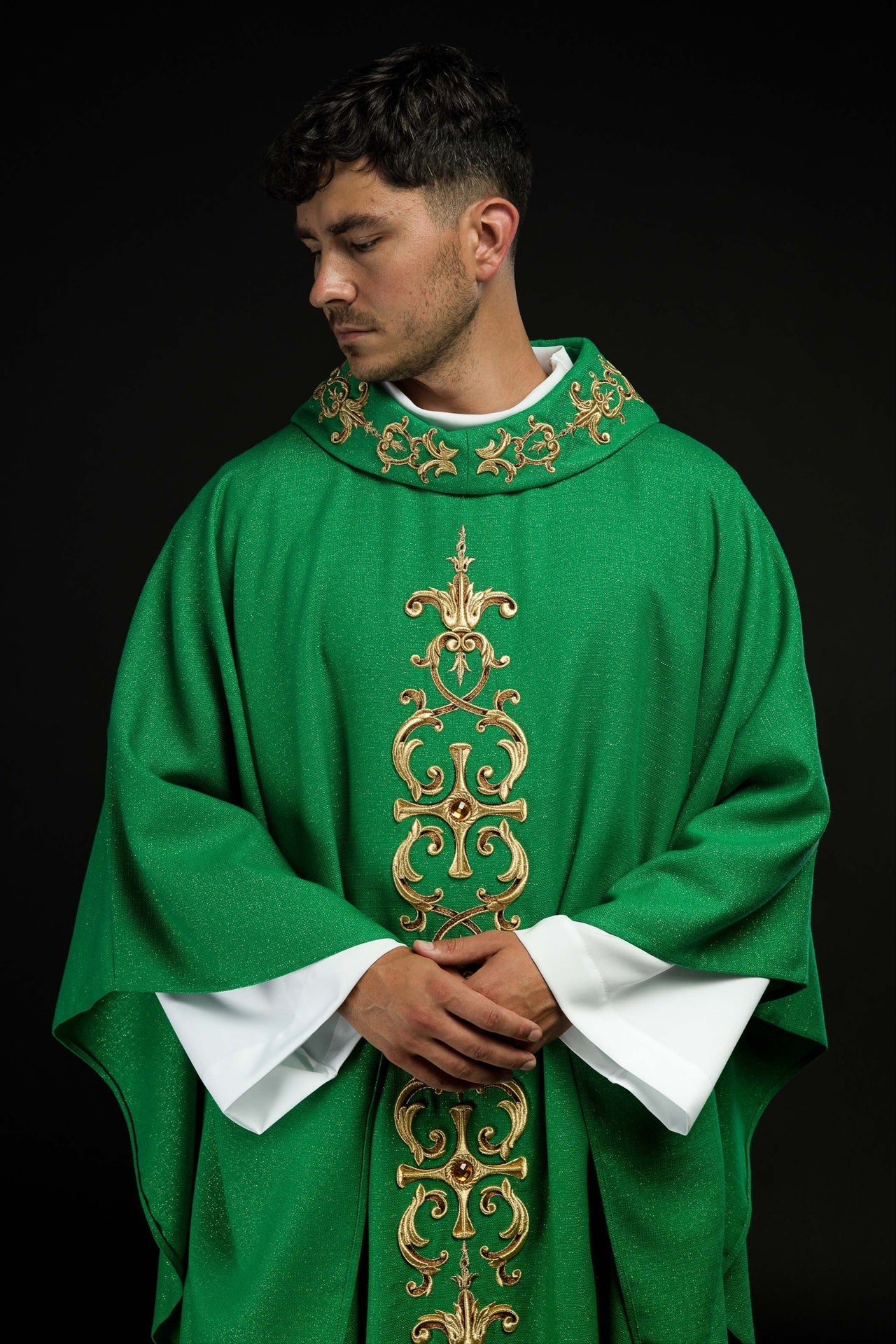 Ornat Liturgiczny Zielony z Haftem i Kamieniami Szlachetnymi - alba.pl