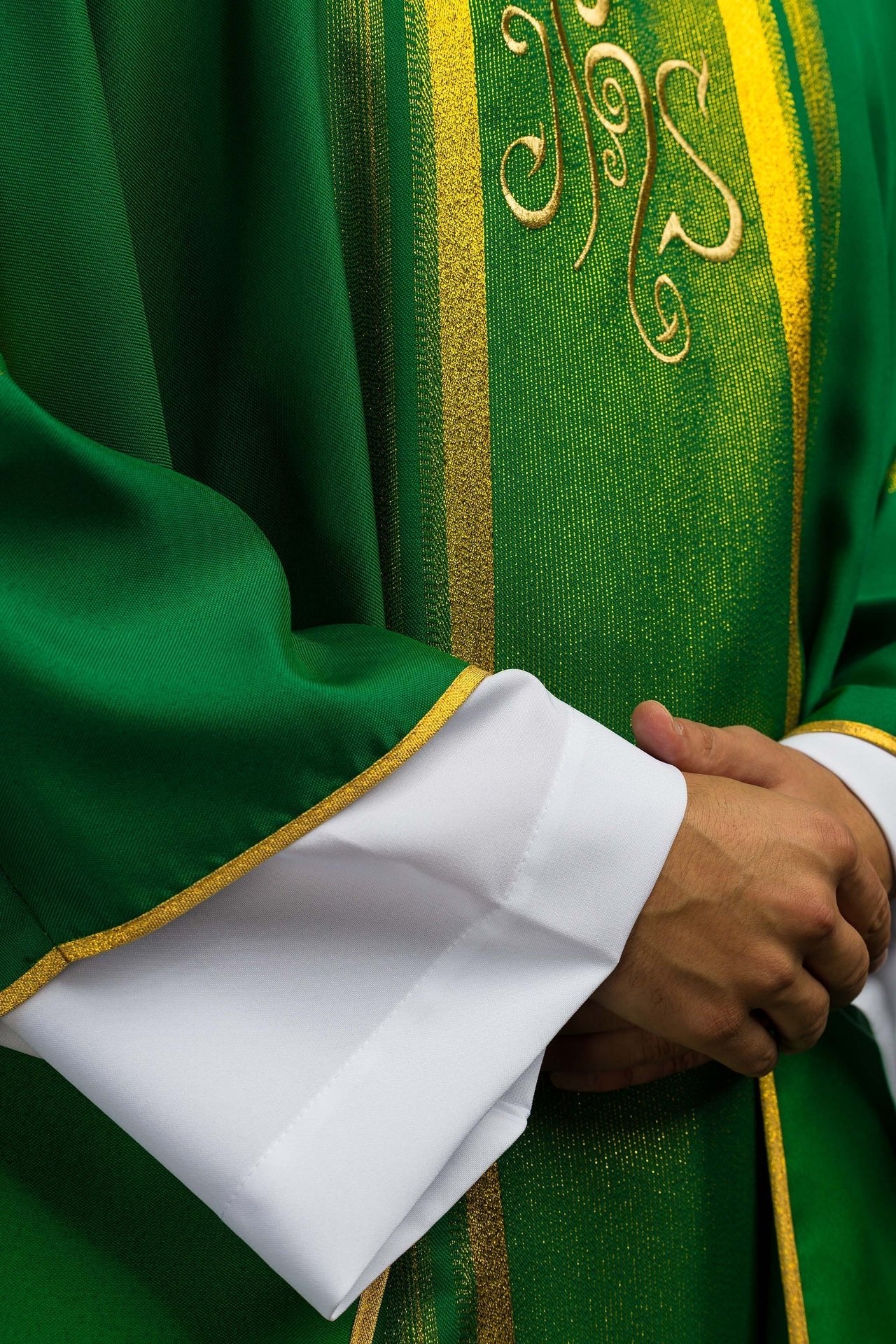 Ornat Liturgiczny Zielony z Haftem IHS i Złotą Lamówką - alba.pl