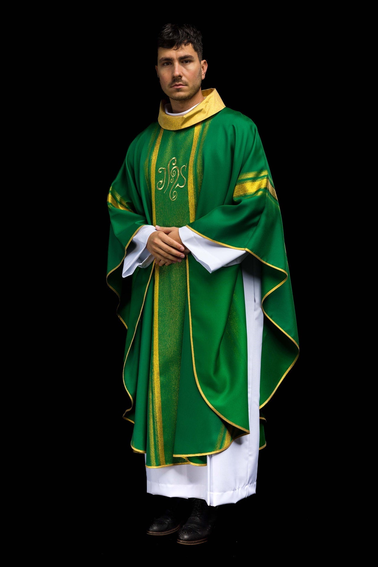 Ornat Liturgiczny Zielony z Haftem IHS i Złotą Lamówką - alba.pl