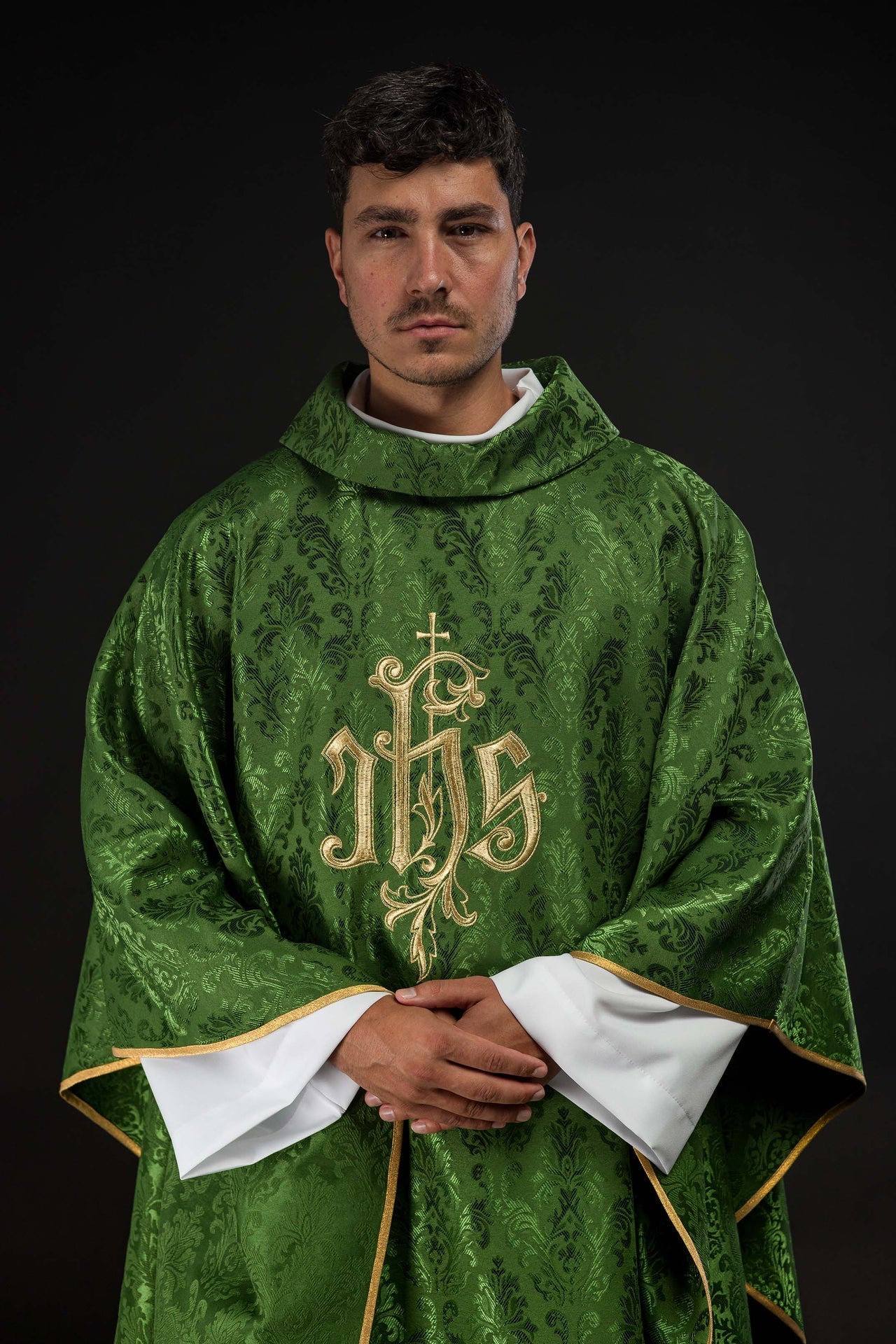 Ornat Liturgiczny Zielony z Haftem IHS na Ozdobnej Tkaninie - alba.pl