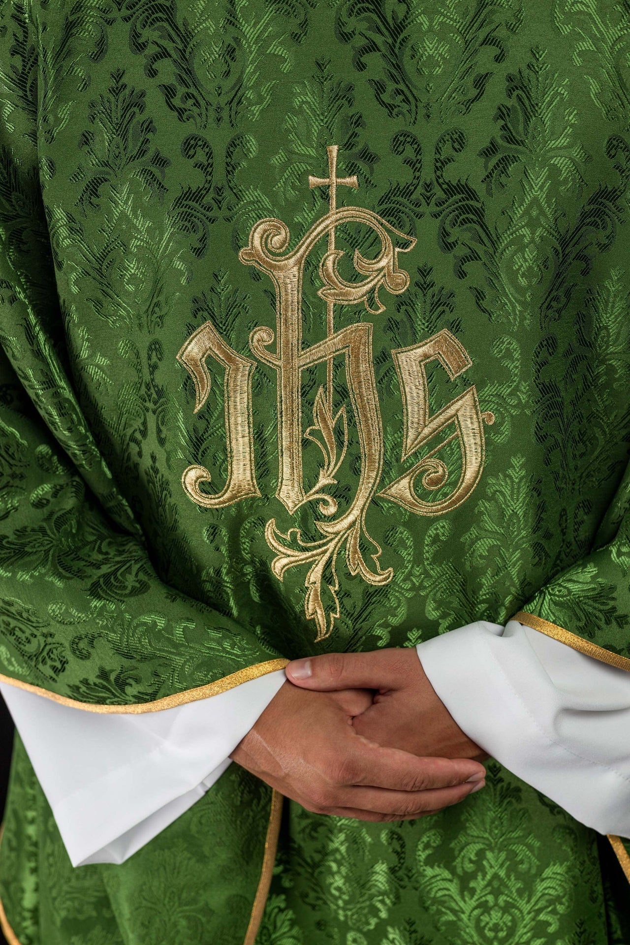 Ornat Liturgiczny Zielony z Haftem IHS na Ozdobnej Tkaninie - alba.pl
