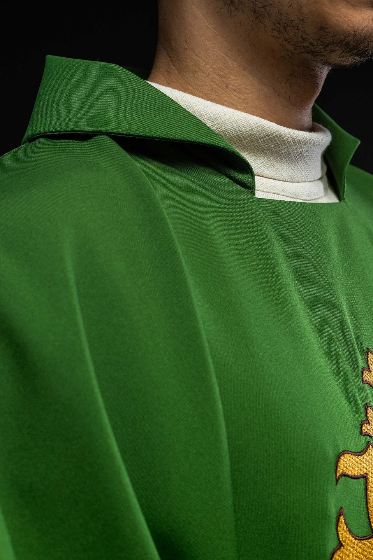 Ornat Liturgiczny Zielony z Haftem JHS i Szerokim Kołnierzem - alba.pl