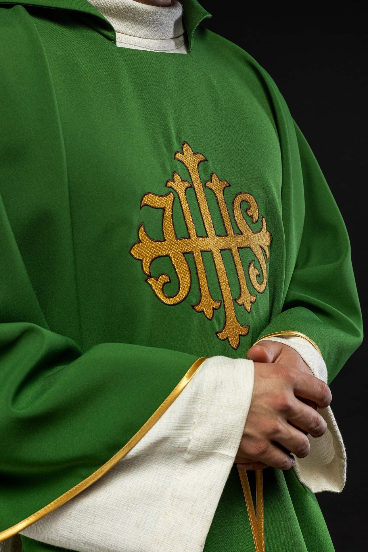 Ornat Liturgiczny Zielony z Haftem JHS i Szerokim Kołnierzem - alba.pl