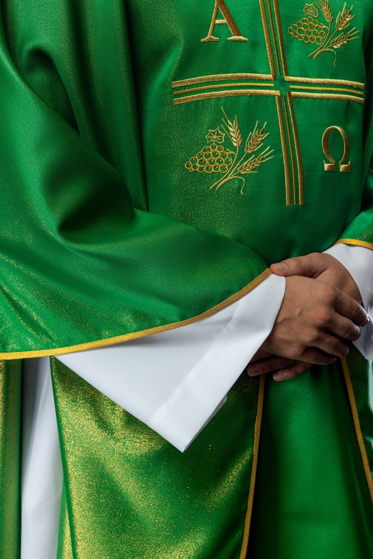 Ornat Liturgiczny Zielony z Haftem Krzyża, Alfa i Omegi - alba.pl