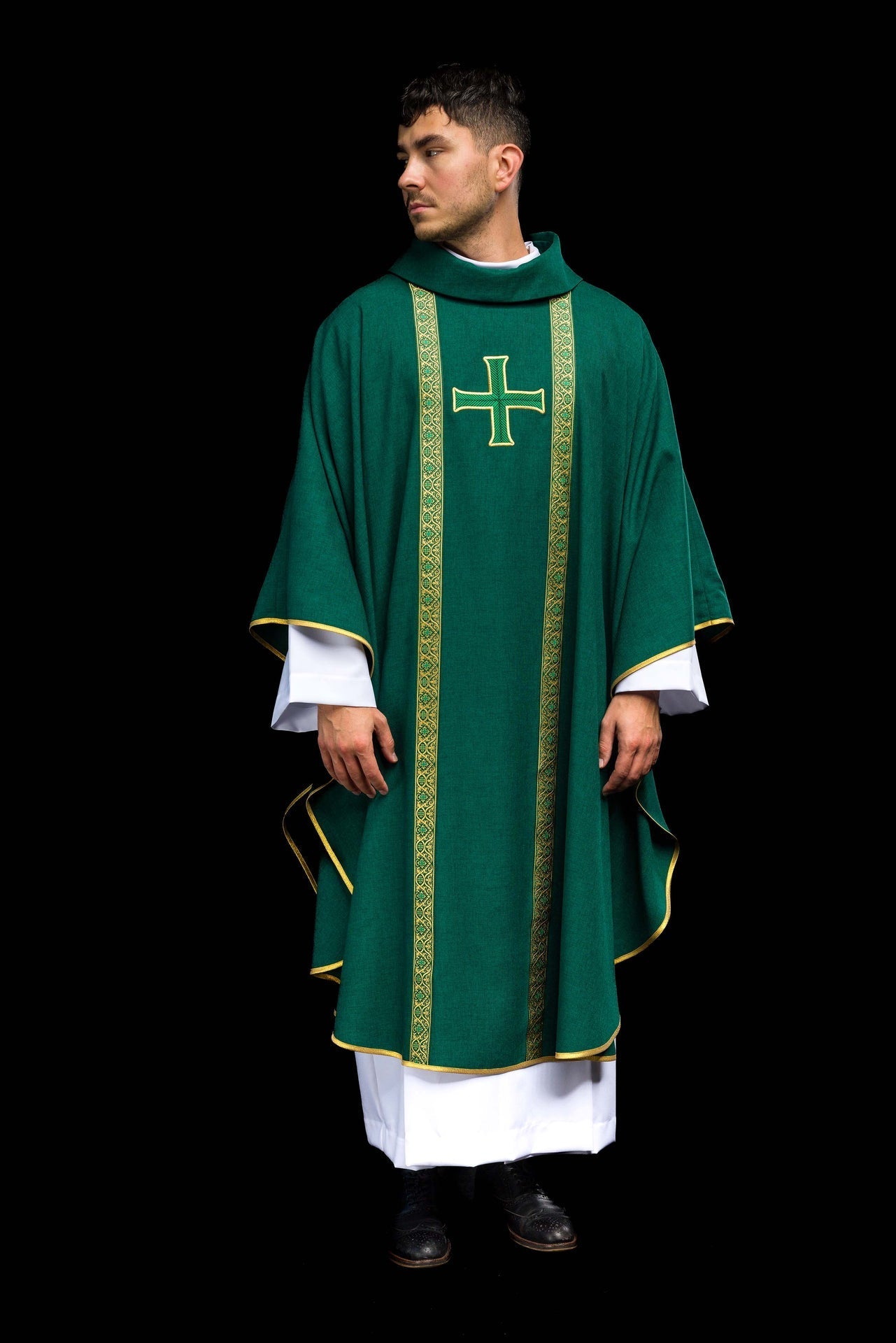 Ornat liturgiczny zielony z haftowanym krzyżem i taśmami żakardowymi - alba.pl