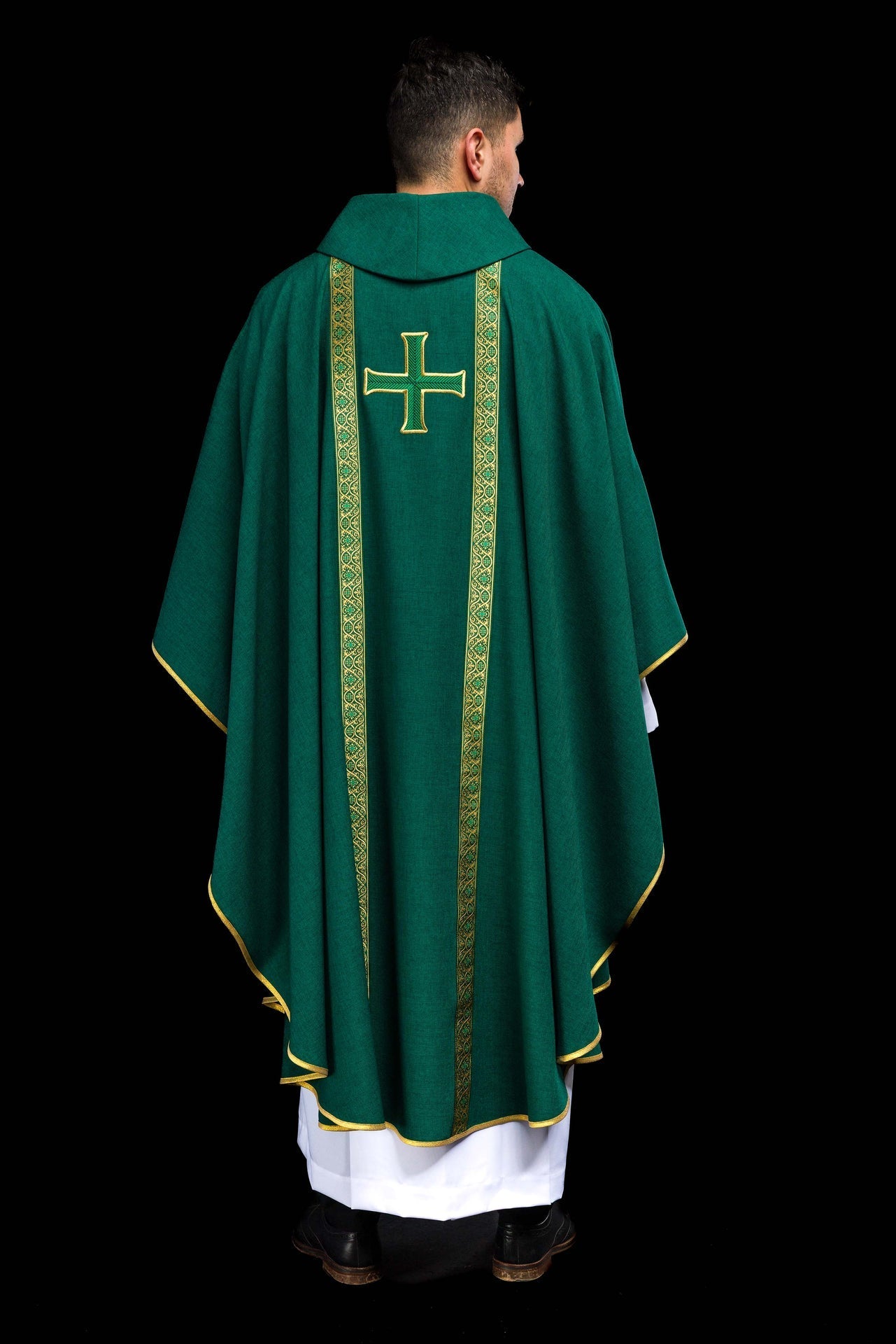 Ornat liturgiczny zielony z haftowanym krzyżem i taśmami żakardowymi - alba.pl