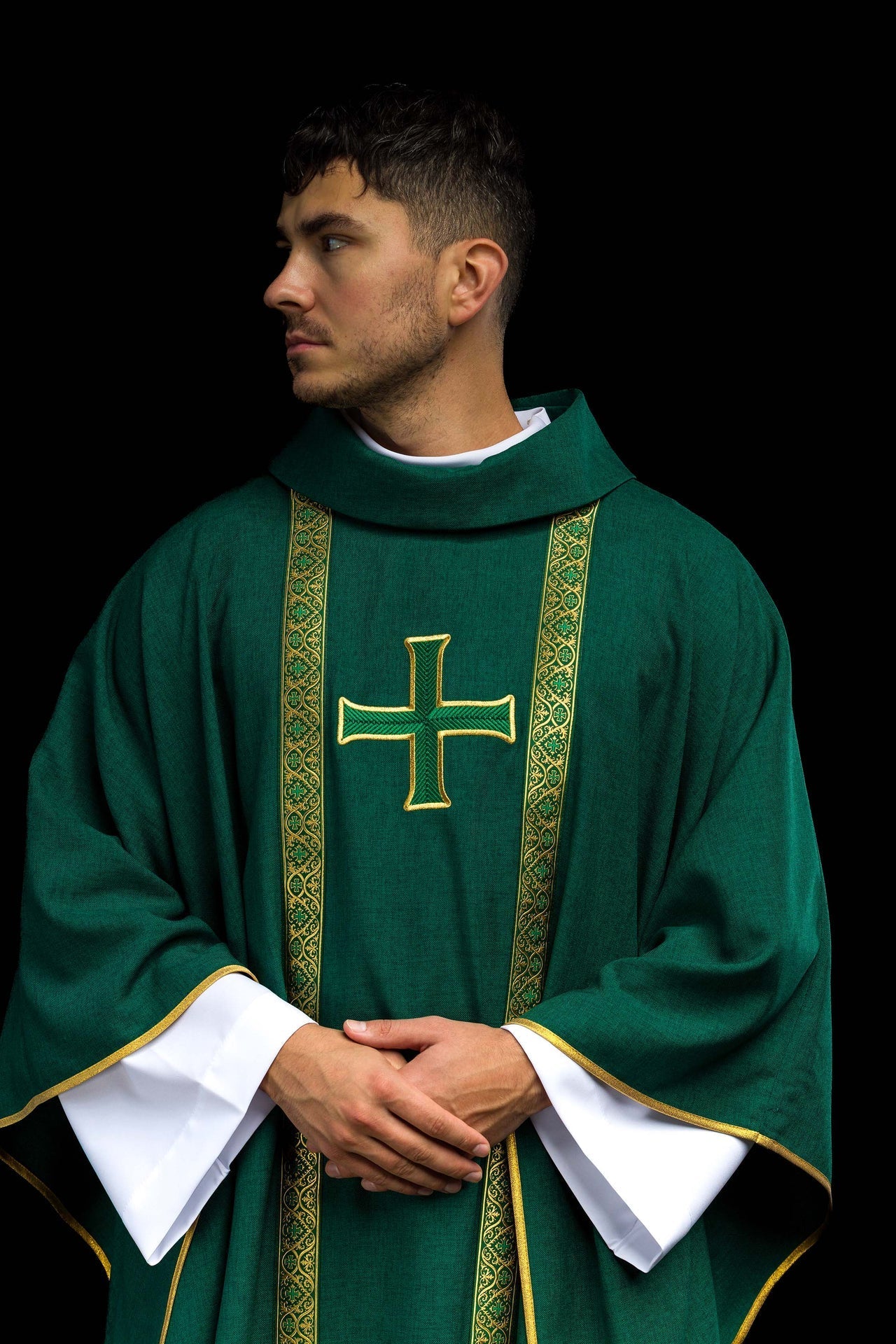 Ornat liturgiczny zielony z haftowanym krzyżem i taśmami żakardowymi - alba.pl