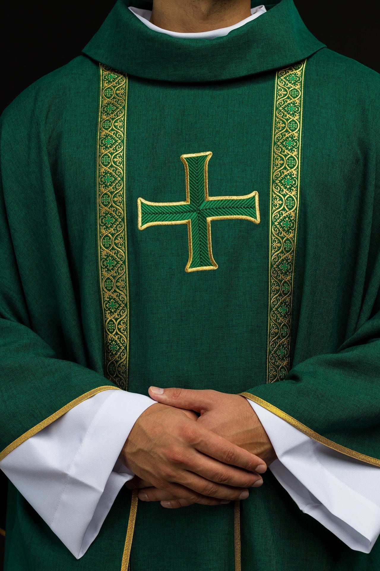 Ornat liturgiczny zielony z haftowanym krzyżem i taśmami żakardowymi - alba.pl