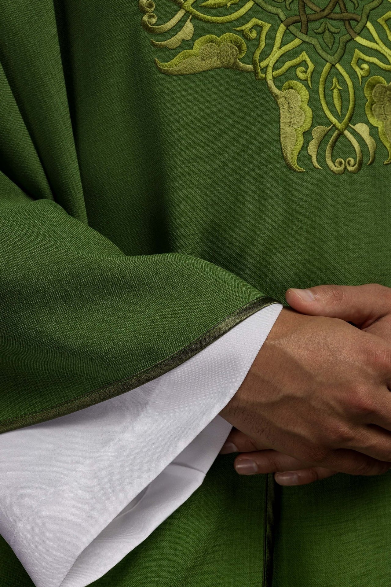 Ornat Liturgiczny Zielony z Haftowanym Krzyżem i Złotą Lamówką - alba.pl