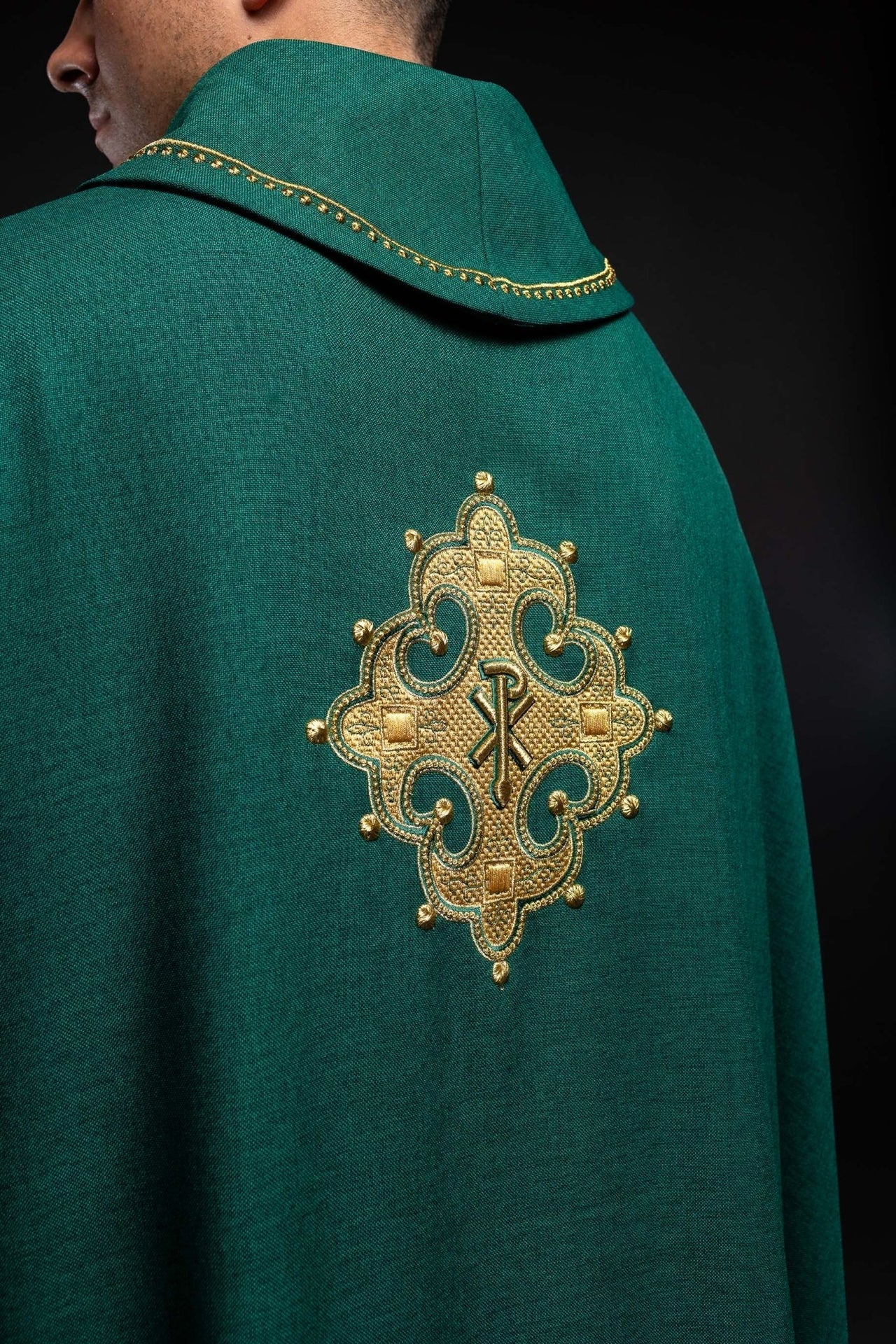 Ornat Liturgiczny Zielony z Haftowanym Krzyżem i Złotą Lamówką - alba.pl