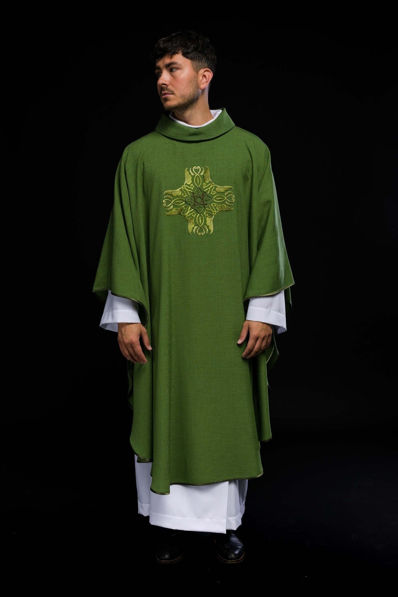 Ornat Liturgiczny Zielony z Haftowanym Krzyżem i Złotą Lamówką - alba.pl