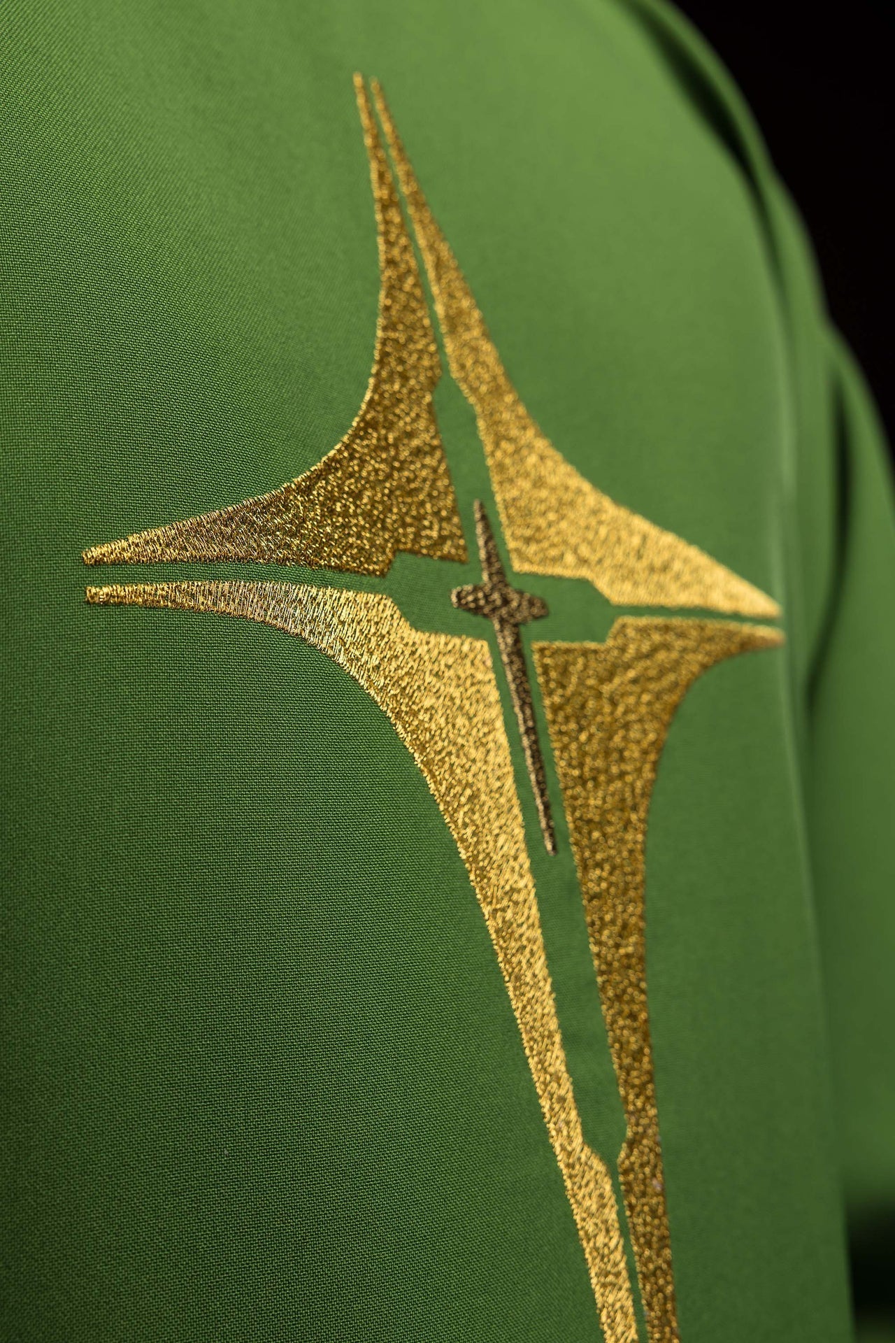 Ornat Liturgiczny Zielony z Haftowanym Krzyżem IHS - alba.pl