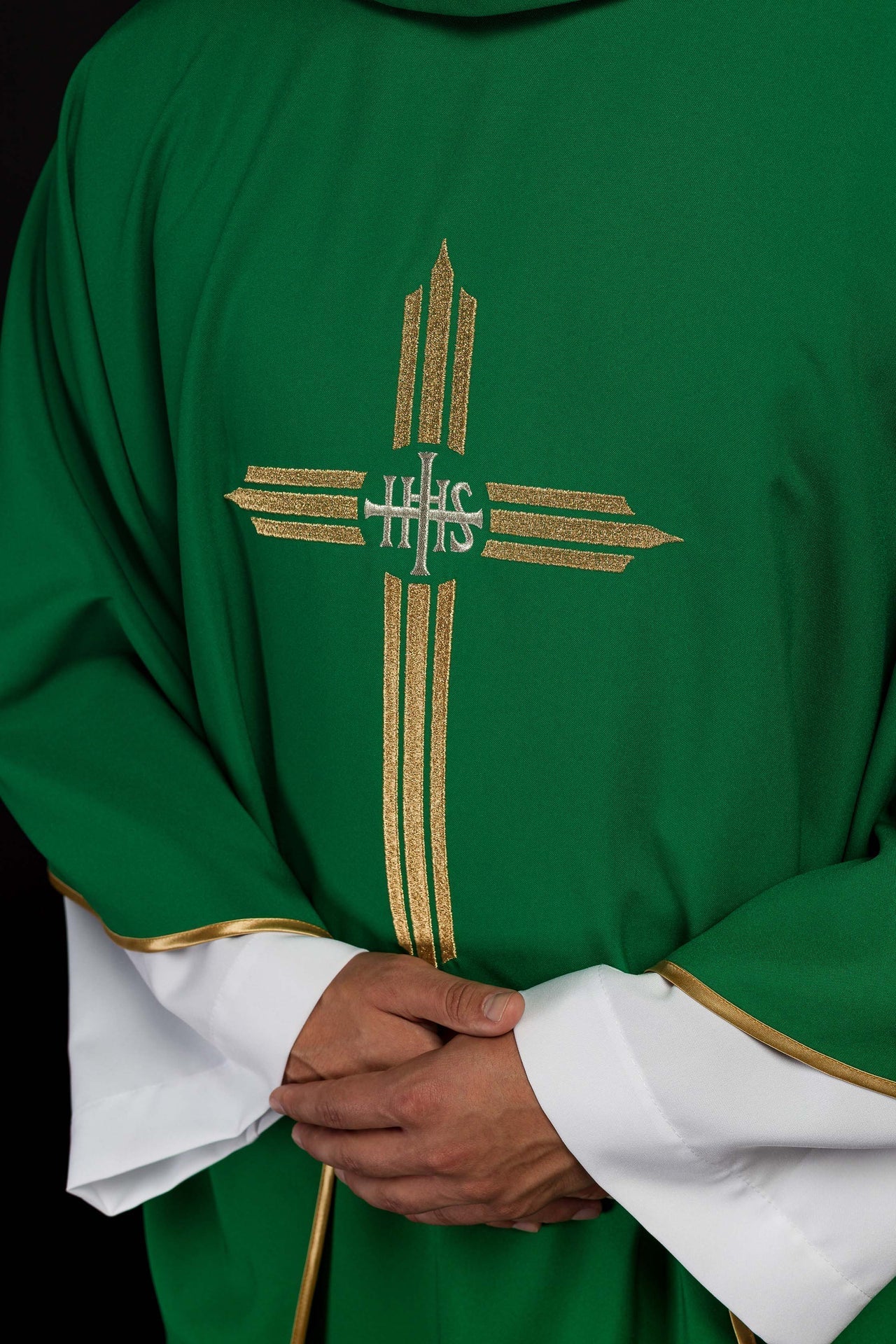 Ornat Liturgiczny Zielony z Haftowanym Krzyżem IHS i Złotą Lamówką - alba.pl