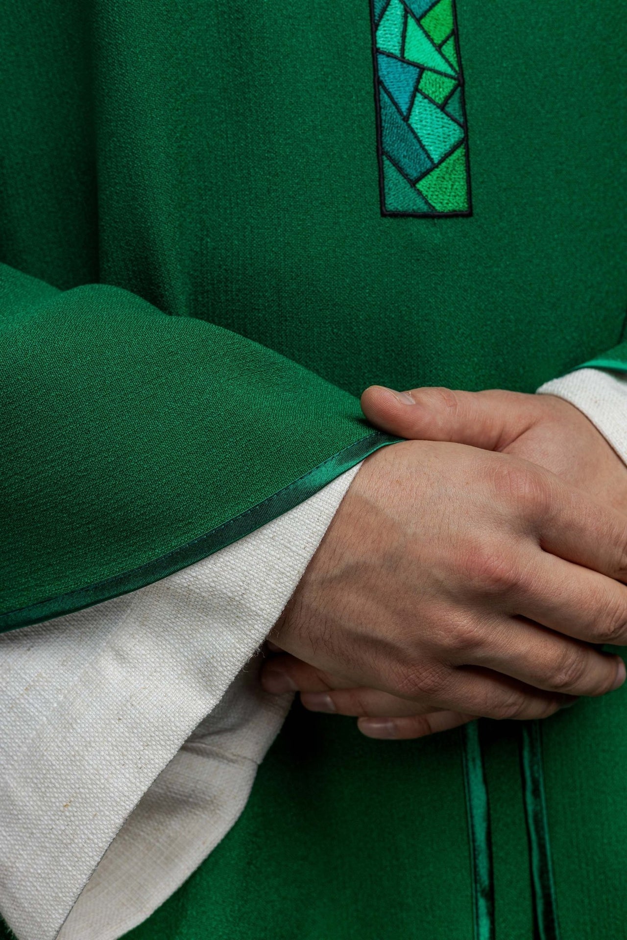 Ornat Liturgiczny Zielony z Haftowanym Krzyżem Mozaika - alba.pl