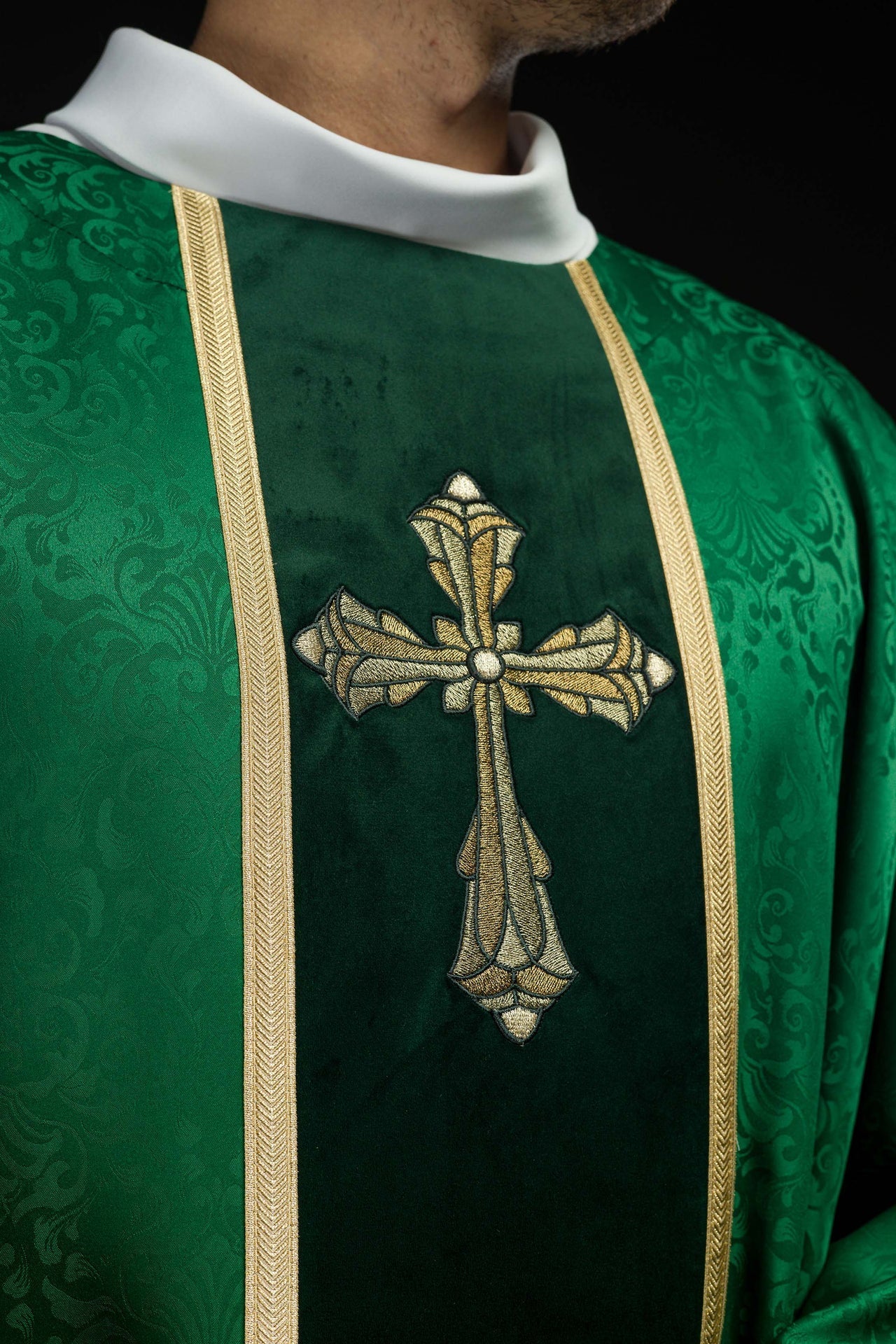 Ornat Liturgiczny Zielony z Haftowanym Krzyżem na Żakardzie - alba.pl