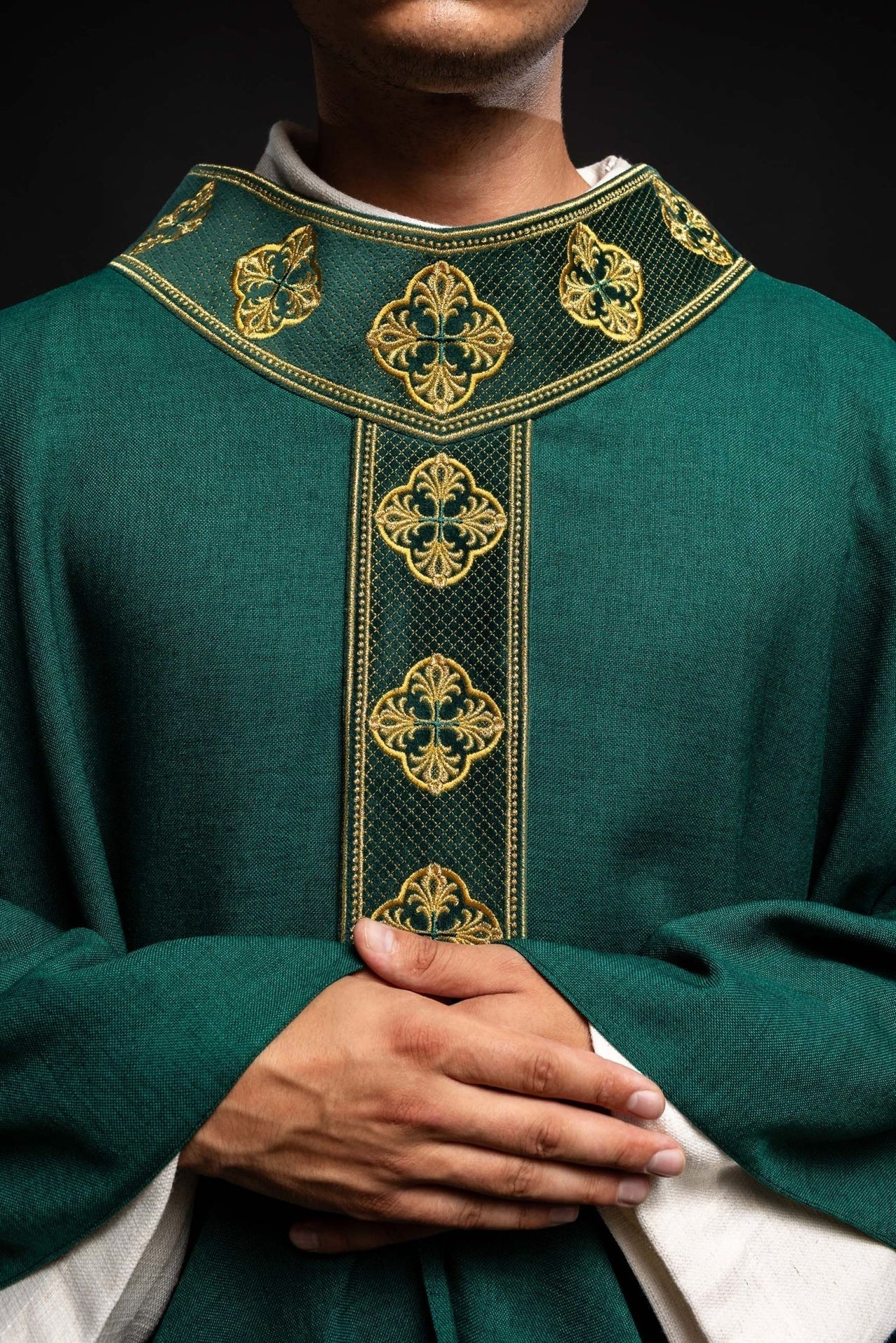 Ornat Liturgiczny Zielony z Haftowanym Pasem w Krzyże - alba.pl