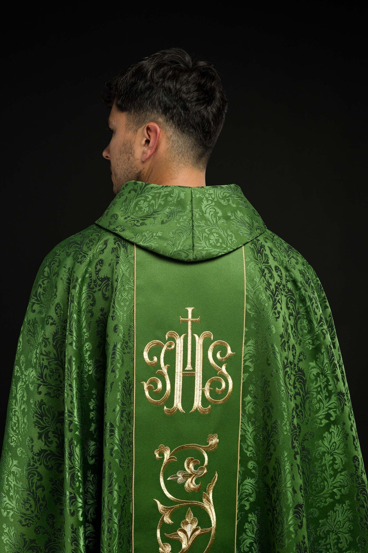 Ornat Liturgiczny Zielony z Haftowanym Złotem IHS i Stułą - alba.pl