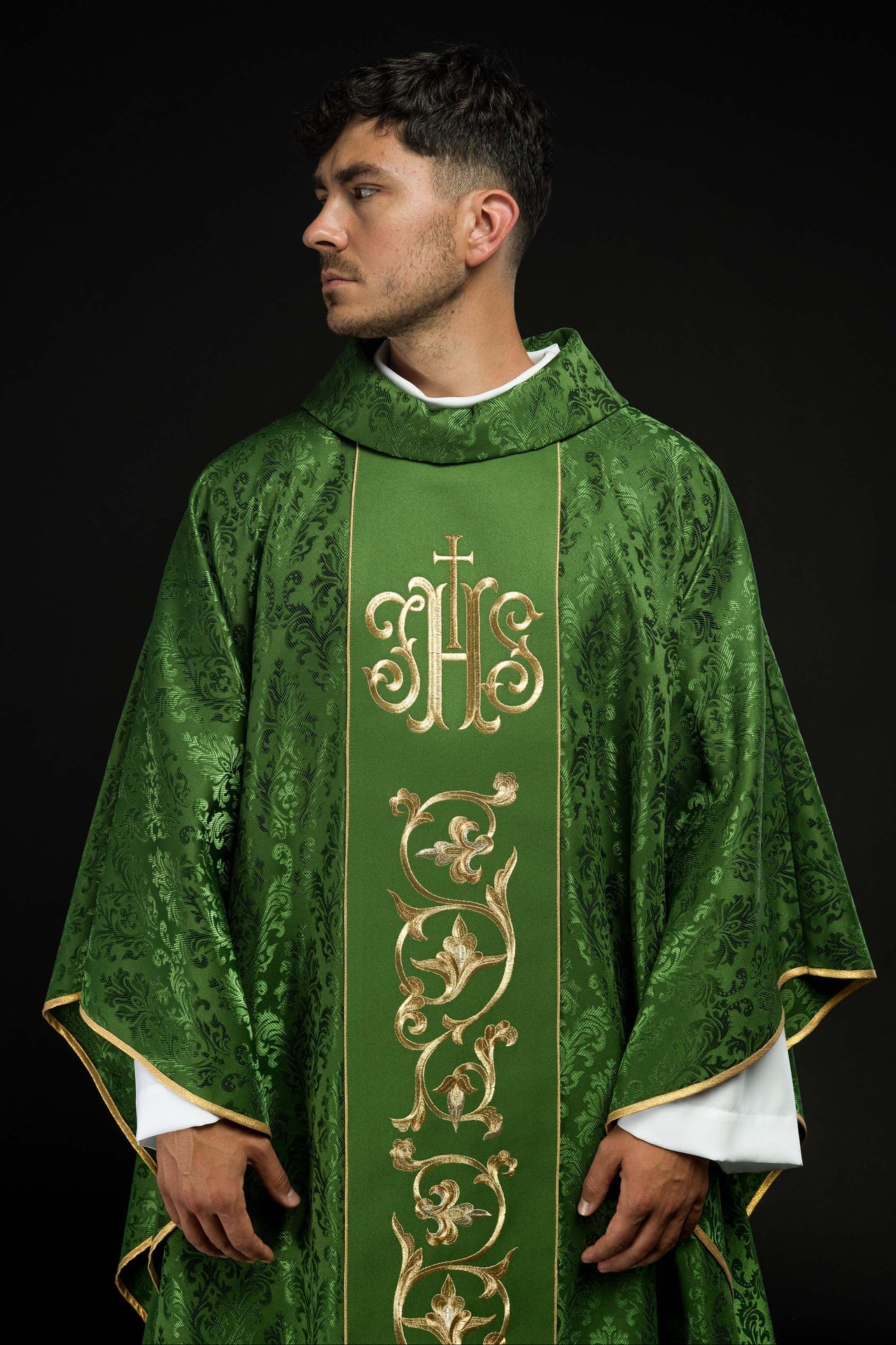 Ornat Liturgiczny Zielony z Haftowanym Złotem IHS i Stułą - alba.pl