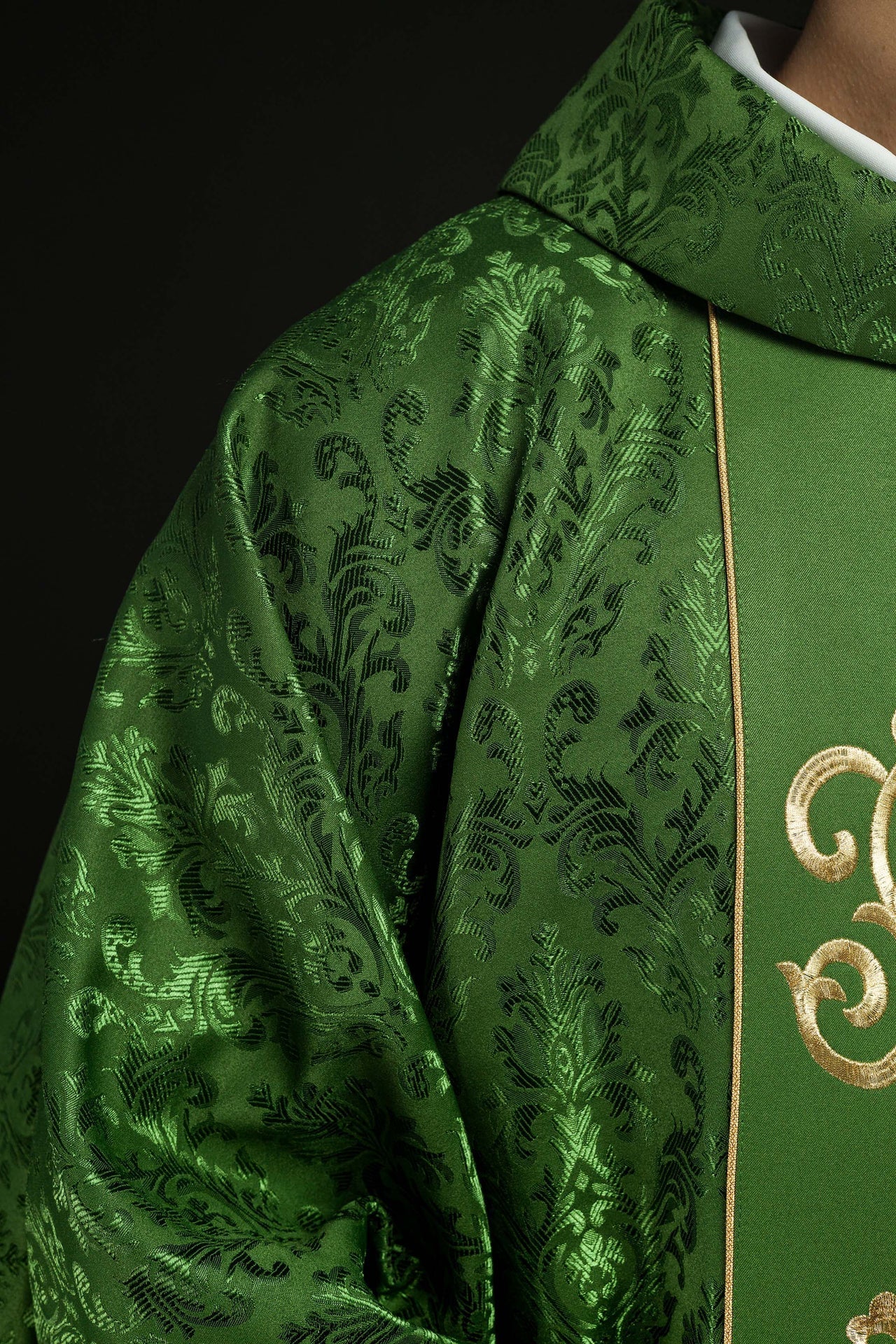 Ornat Liturgiczny Zielony z Haftowanym Złotem IHS i Stułą - alba.pl