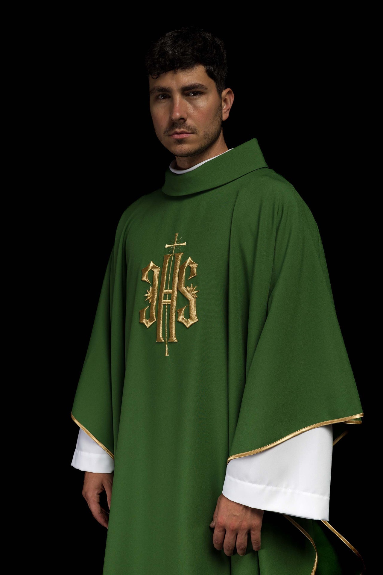 Ornat Liturgiczny Zielony z Haftowanym Złotym Symbolem IHS - alba.pl