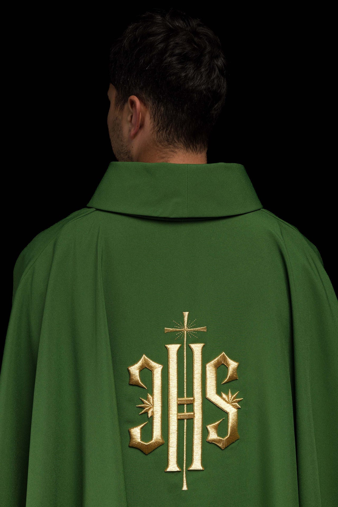 Ornat Liturgiczny Zielony z Haftowanym Złotym Symbolem IHS - alba.pl