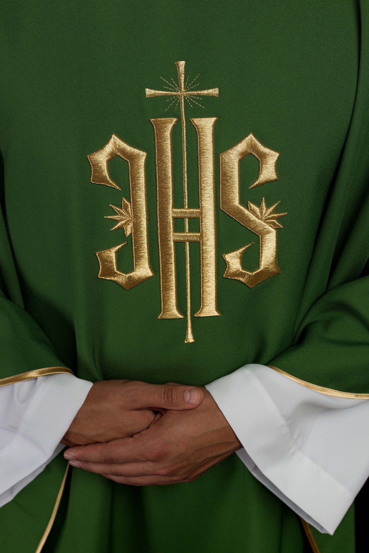 Ornat Liturgiczny Zielony z Haftowanym Złotym Symbolem IHS - alba.pl