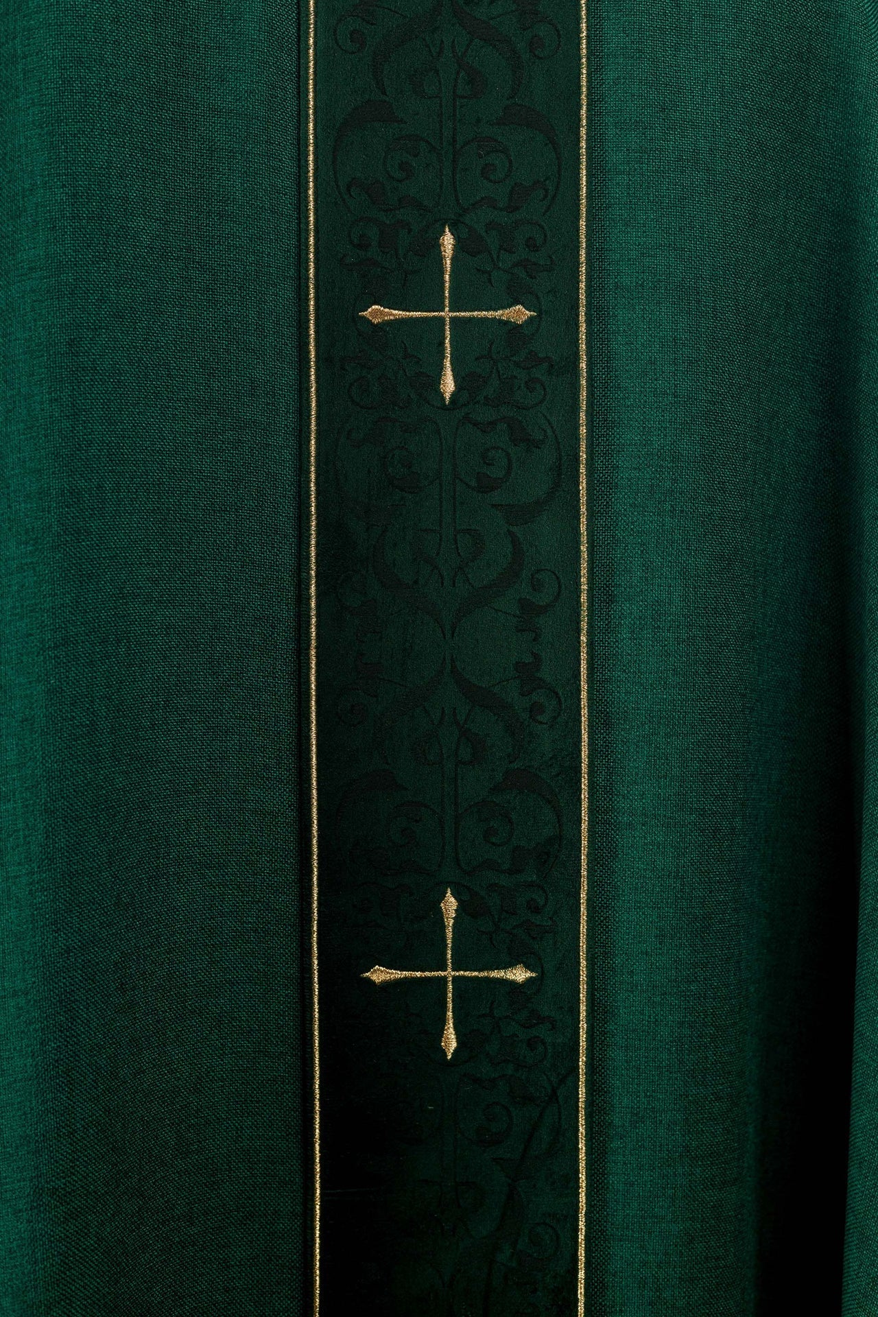 Ornat Liturgiczny Zielony z Haftowanymi Krzyżami - Elegancki i Dostojny - alba.pl