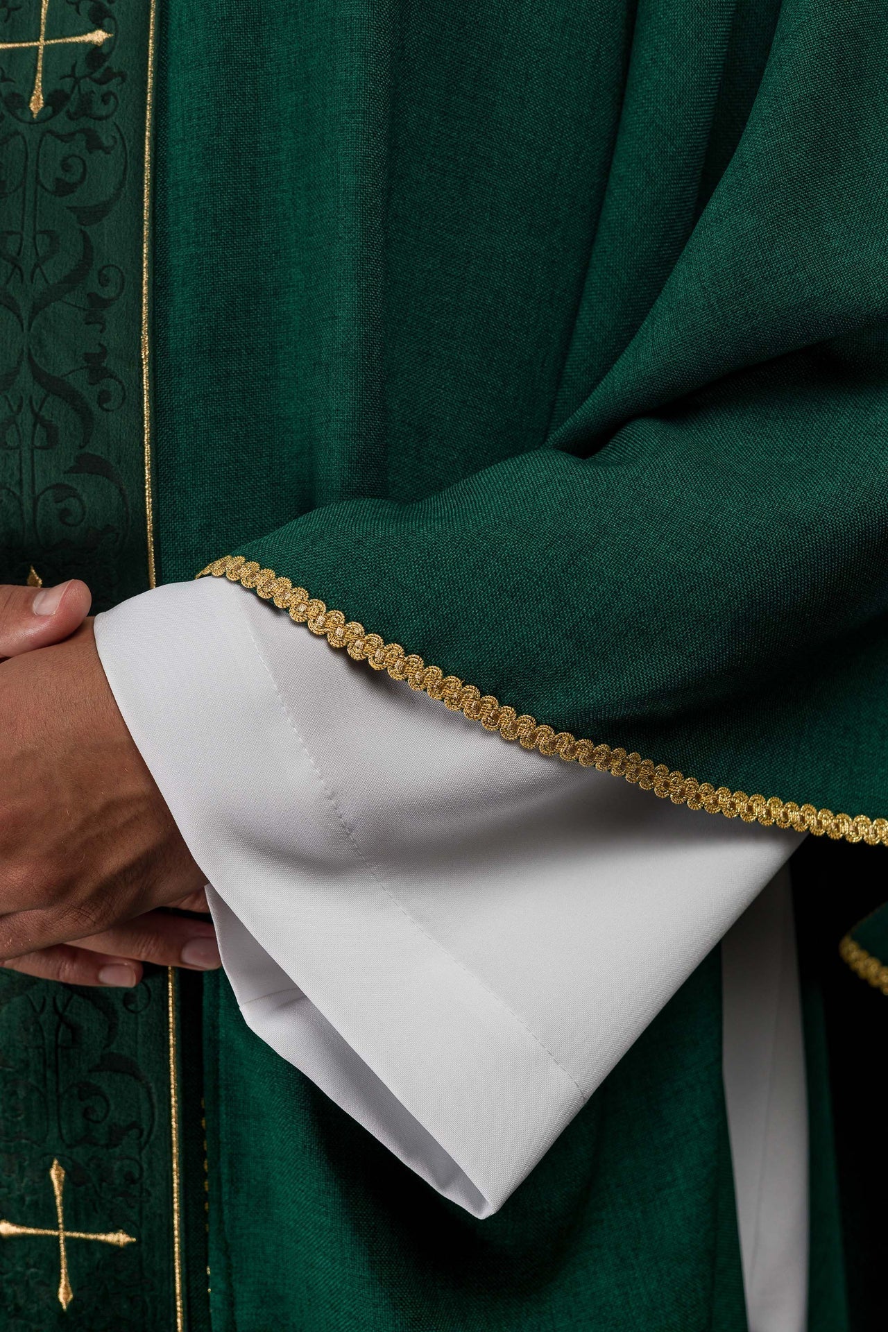 Ornat Liturgiczny Zielony z Haftowanymi Krzyżami - Elegancki i Dostojny - alba.pl