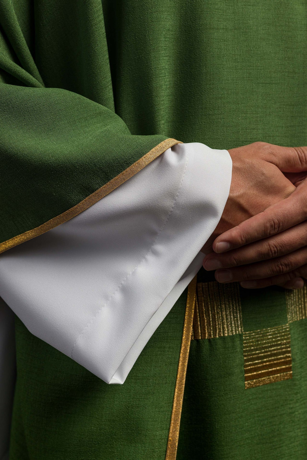 Ornat Liturgiczny Zielony z Haftowanymi Krzyżami Eucharystycznymi - alba.pl