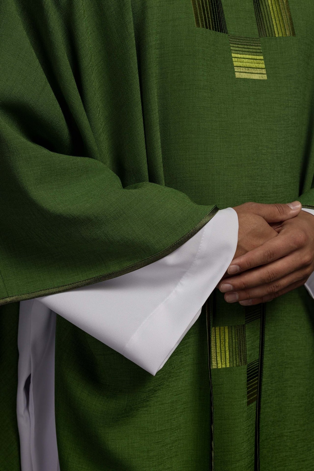 Ornat Liturgiczny Zielony z Haftowanymi Krzyżami i Srebrną Lamówką - alba.pl