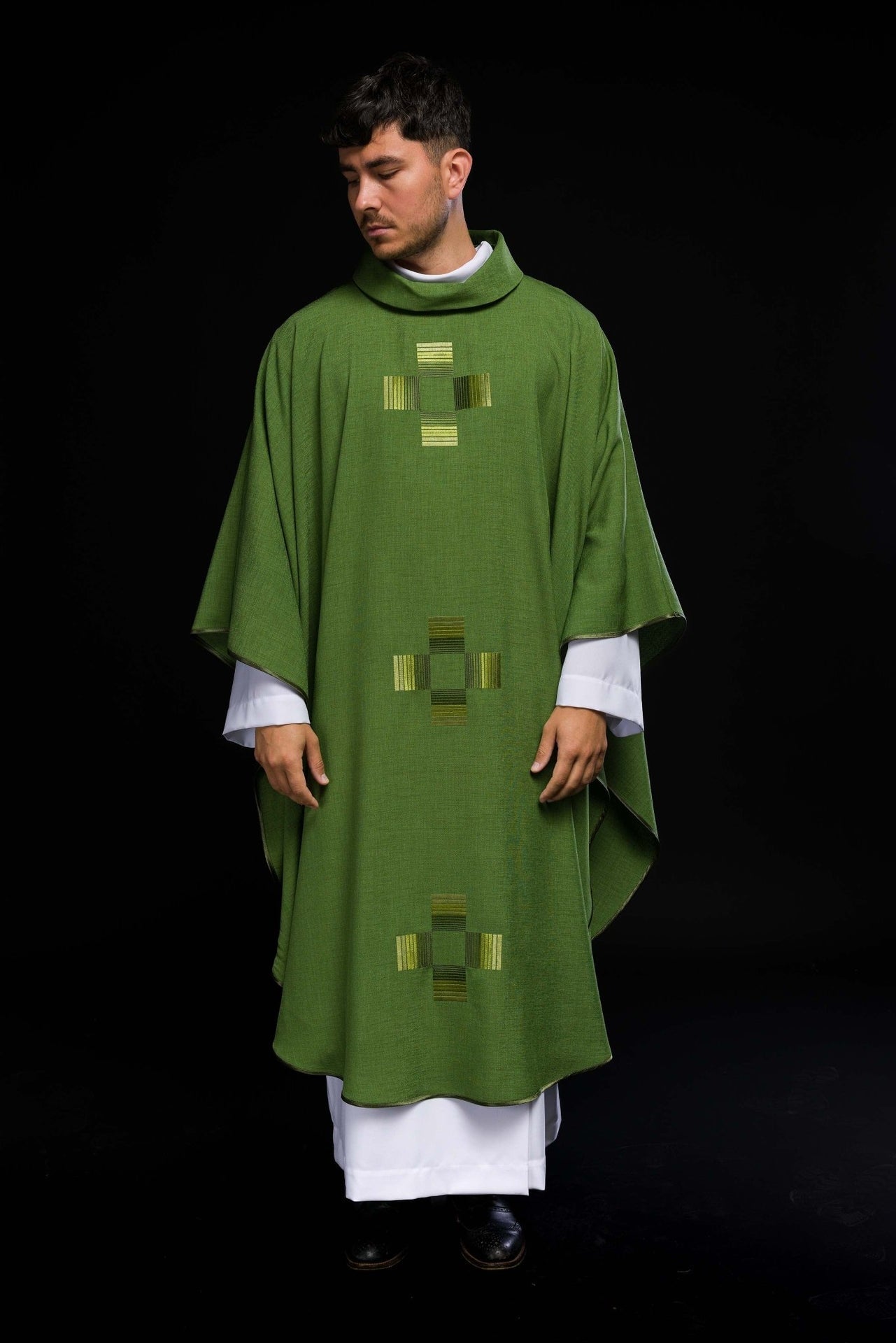 Ornat Liturgiczny Zielony z Haftowanymi Krzyżami i Srebrną Lamówką - alba.pl