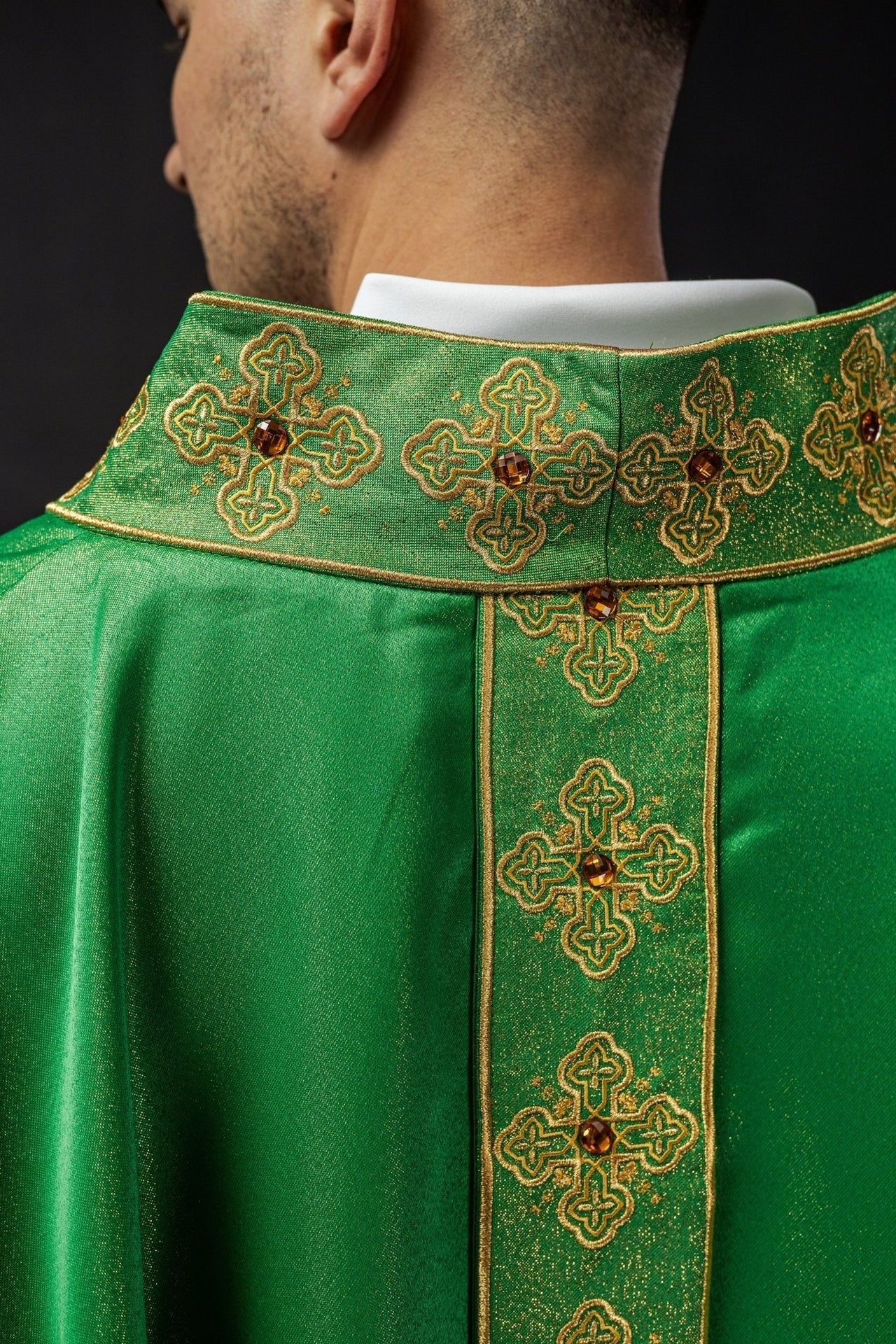 Ornat Liturgiczny Zielony Zdobiony Kamieniami i Haftem Krzyży - alba.pl