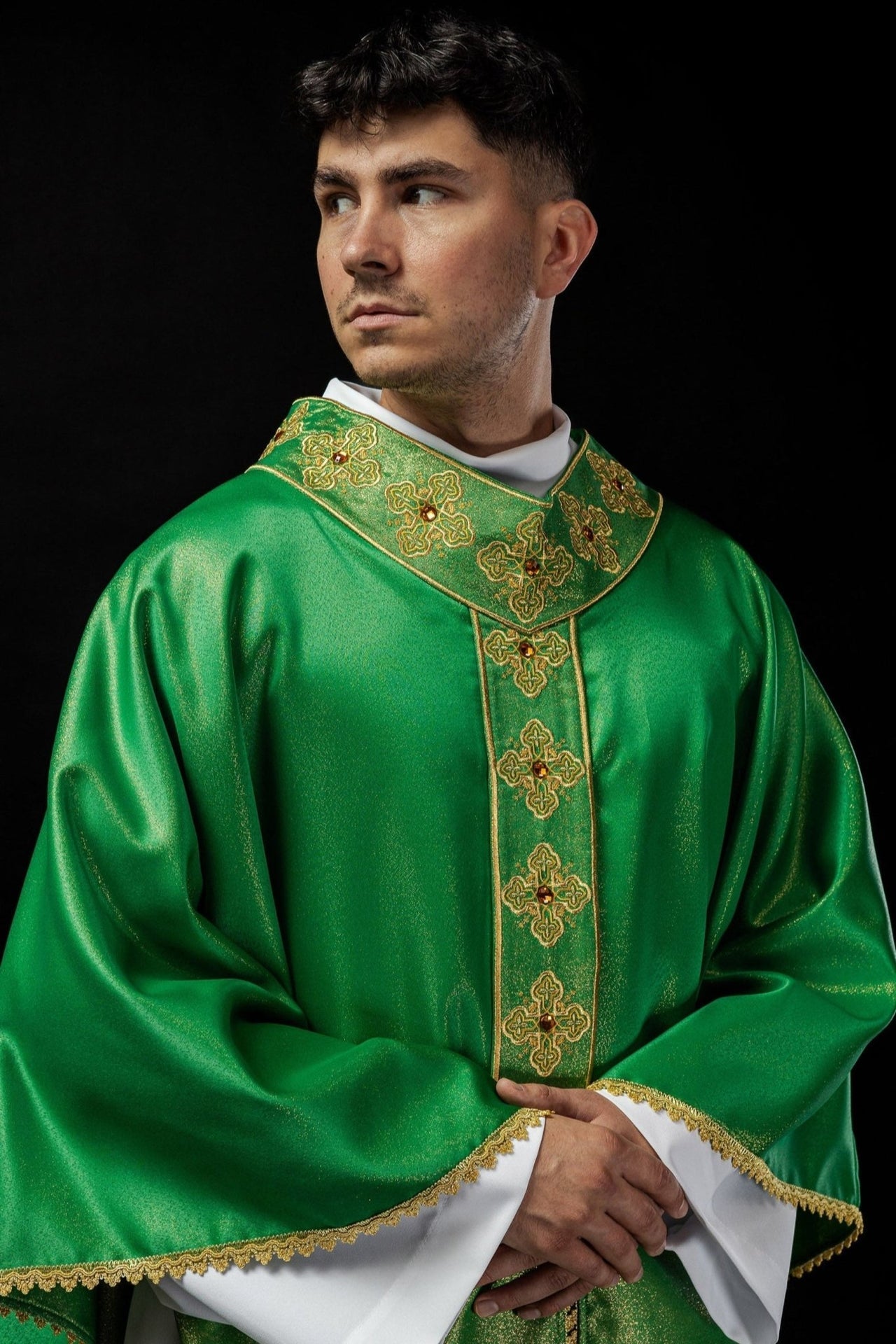 Ornat Liturgiczny Zielony Zdobiony Kamieniami i Haftem Krzyży - alba.pl