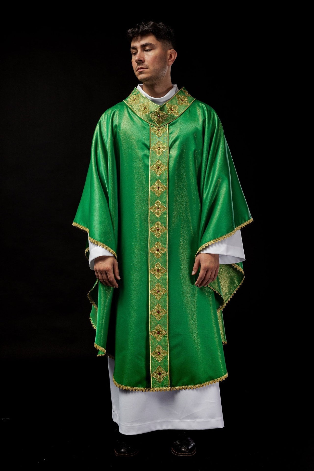 Ornat Liturgiczny Zielony Zdobiony Kamieniami i Haftem Krzyży - alba.pl