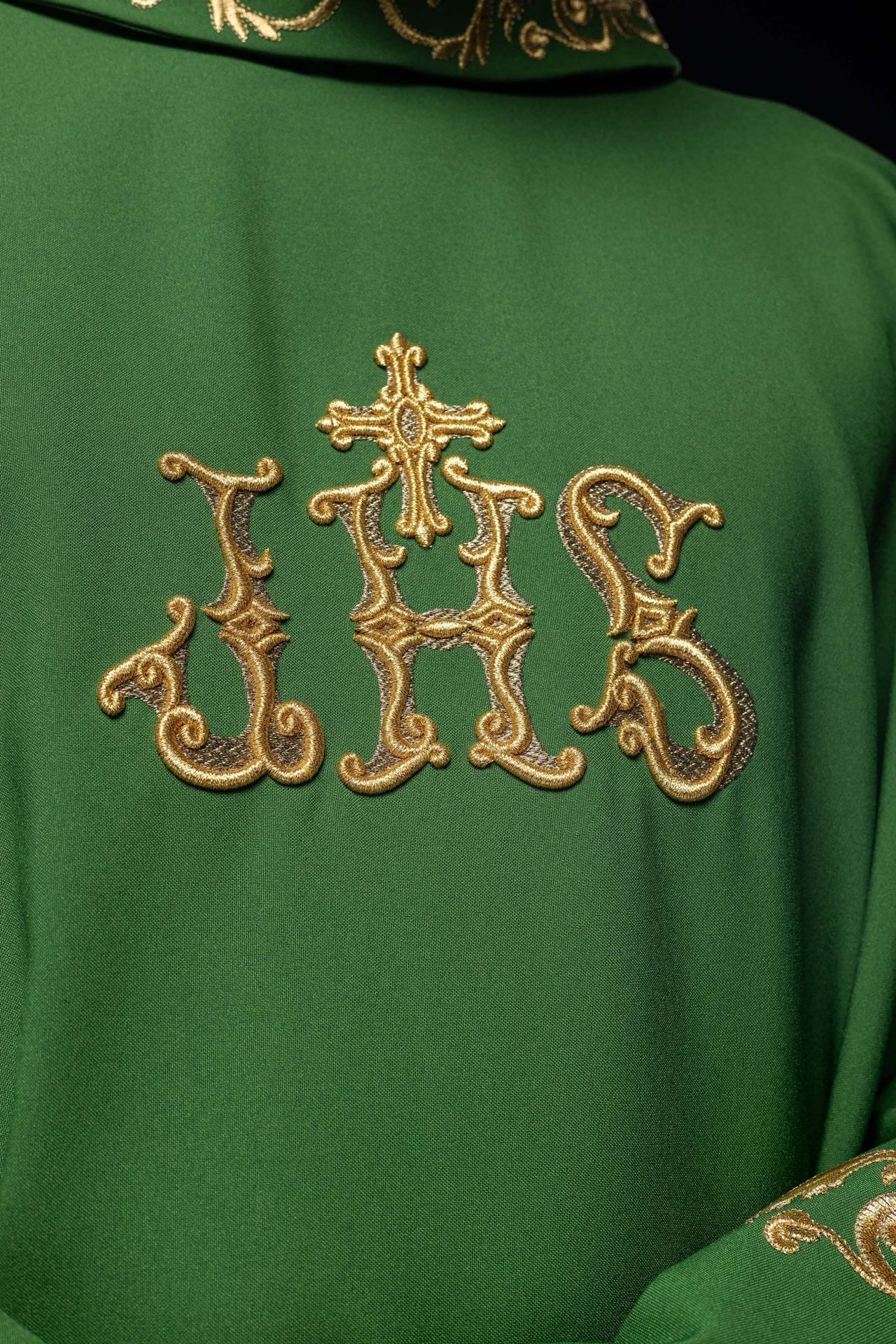 Ornat Liturgiczny Zielony ze Złotym Haftem IHS - Elegancki - alba.pl
