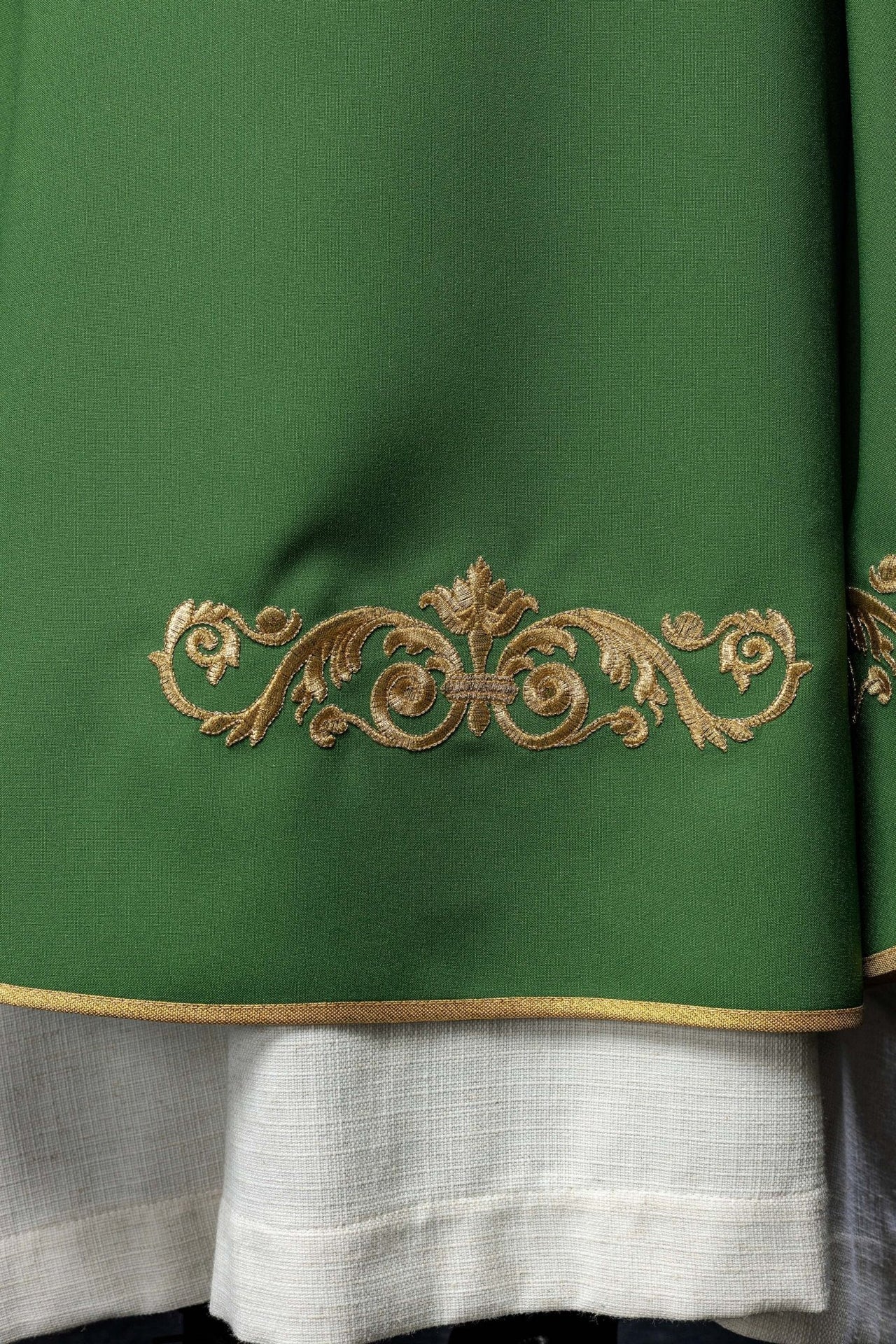 Ornat Liturgiczny Zielony ze Złotym Haftem IHS - Elegancki - alba.pl