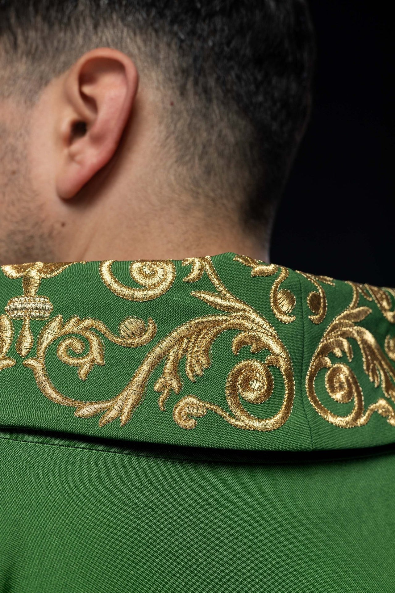 Ornat Liturgiczny Zielony ze Złotym Haftem IHS - Elegancki - alba.pl