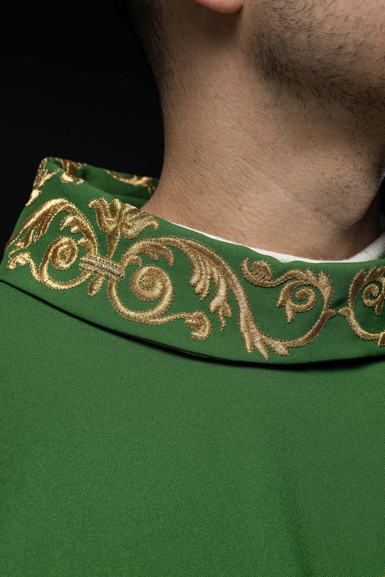 Ornat Liturgiczny Zielony ze Złotym Haftem IHS - Elegancki - alba.pl