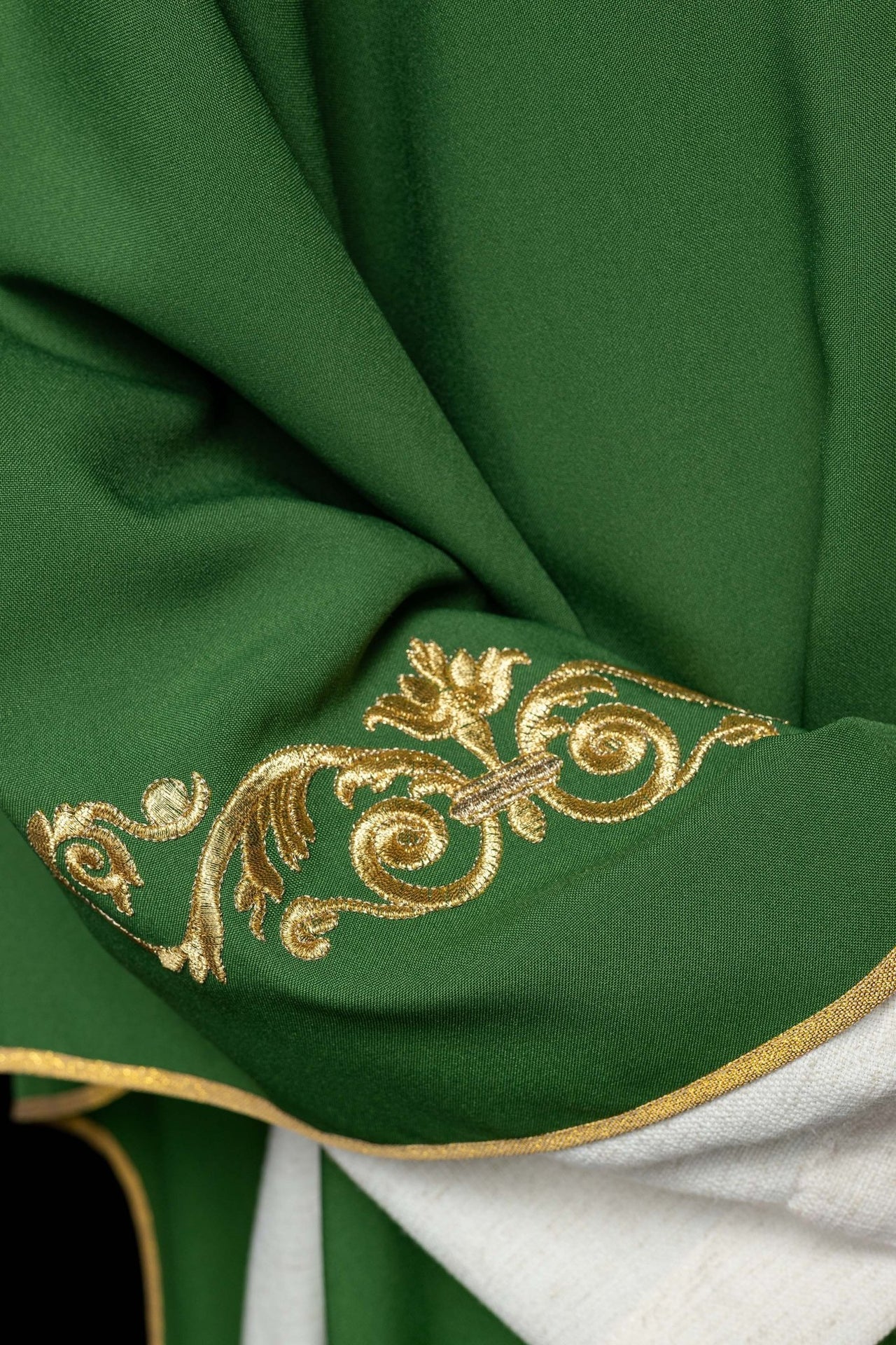 Ornat Liturgiczny Zielony ze Złotym Haftem IHS - Elegancki - alba.pl