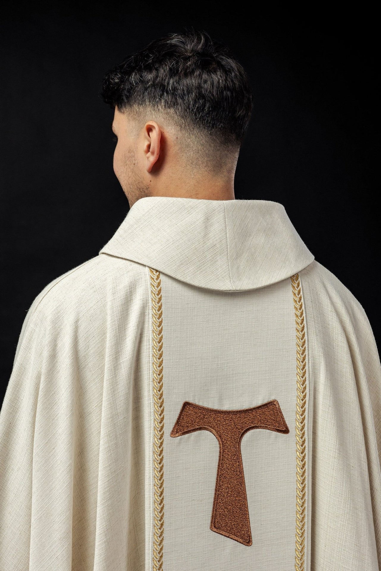 Ornat Liturgiczny Złoty z Haftem Świętego Franciszka - alba.pl