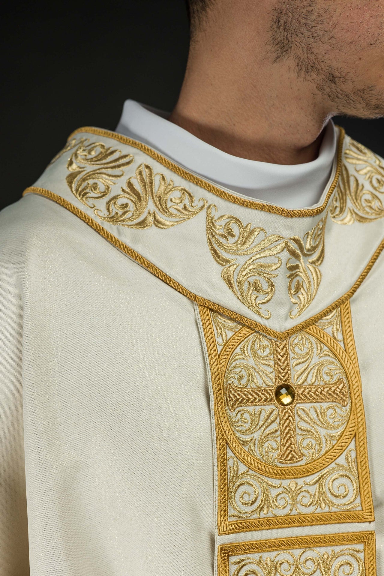 Ornat Liturgiczny Złoty z Kamieniami i Bogatym Haftem - alba.pl