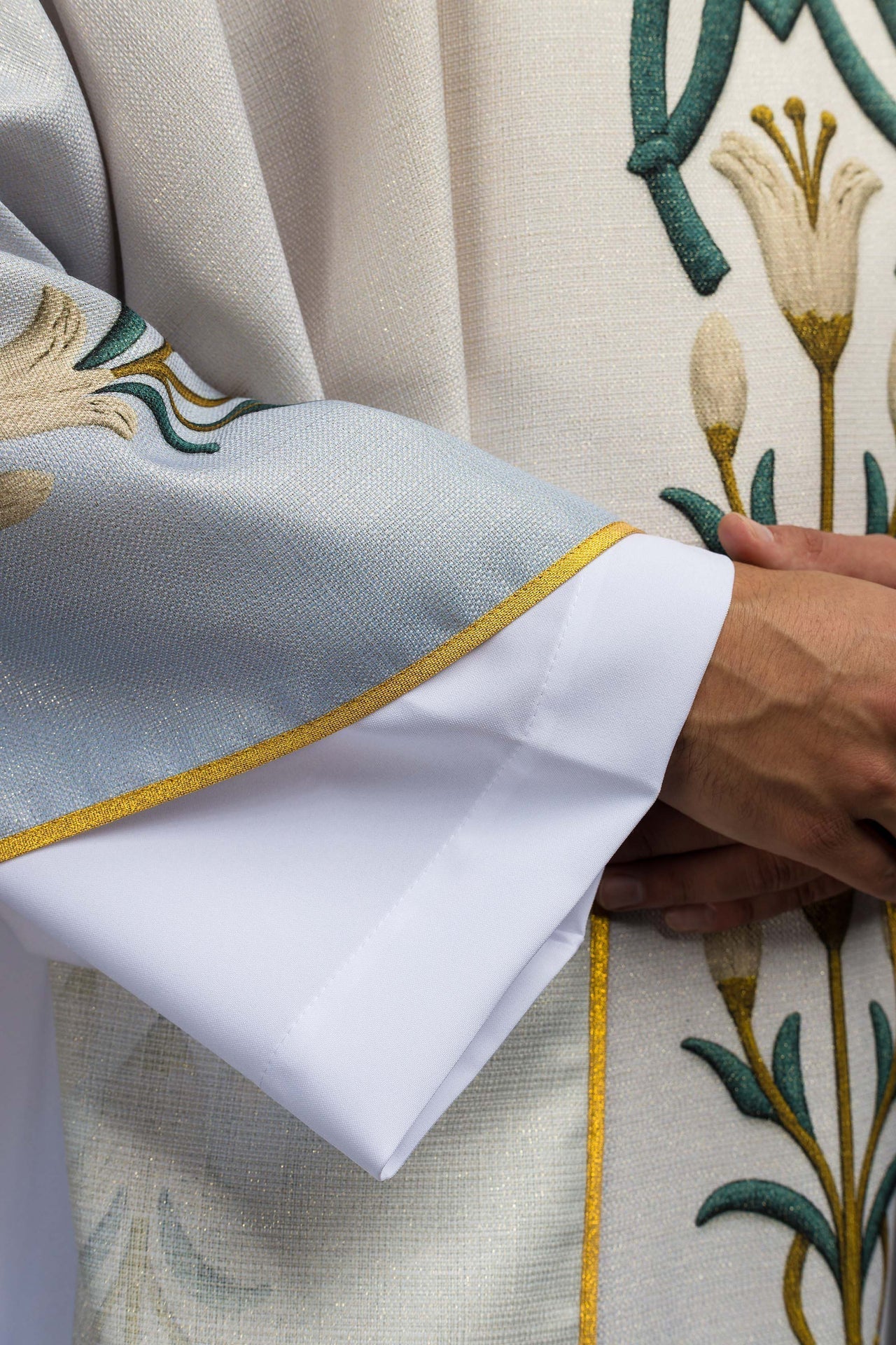 Ornat Maryjny Drukowany Lilie i Monogram AM Niebiesko-Ecru - alba.pl