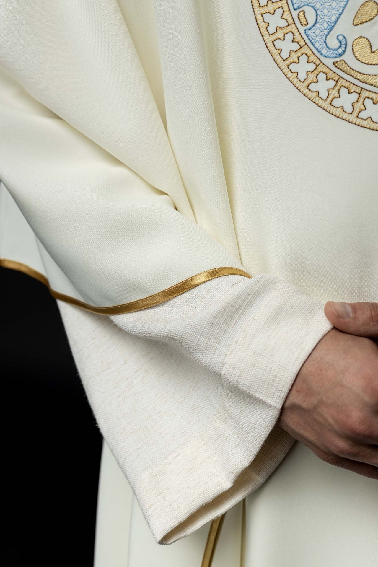 Ornat Maryjny Ecru Haftowany Złotą Lamówką i Stułą - alba.pl
