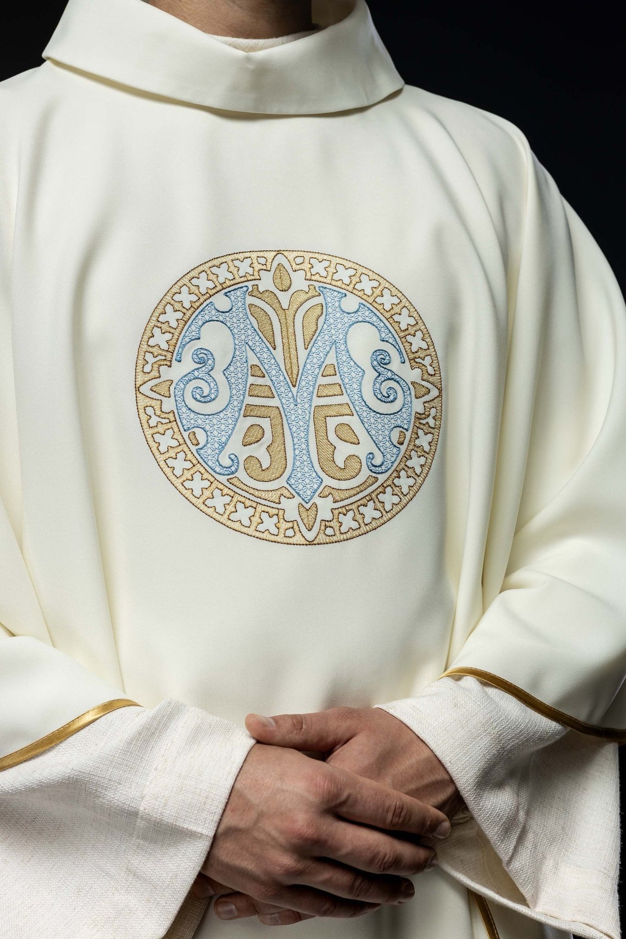 Ornat Maryjny Ecru Haftowany Złotą Lamówką i Stułą - alba.pl