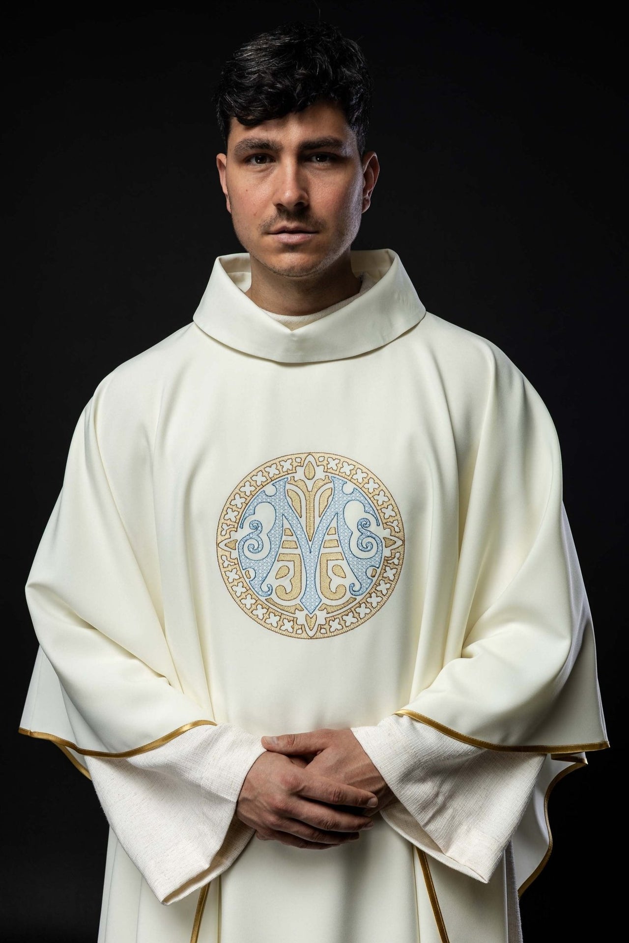 Ornat Maryjny Ecru Haftowany Złotą Lamówką i Stułą - alba.pl