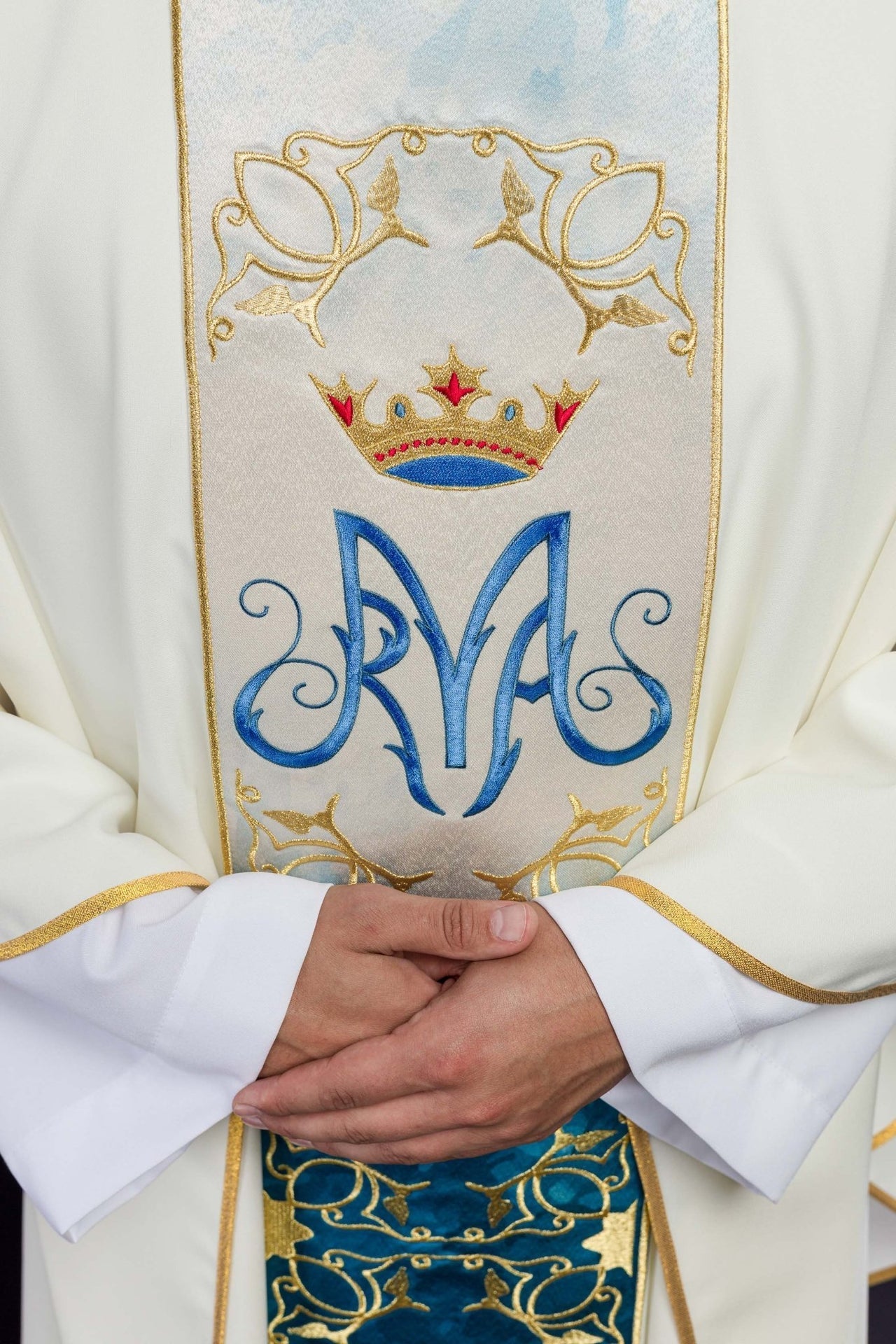 Ornat Maryjny Ecru z Haftowanym Pasem Sublimowanym - alba.pl
