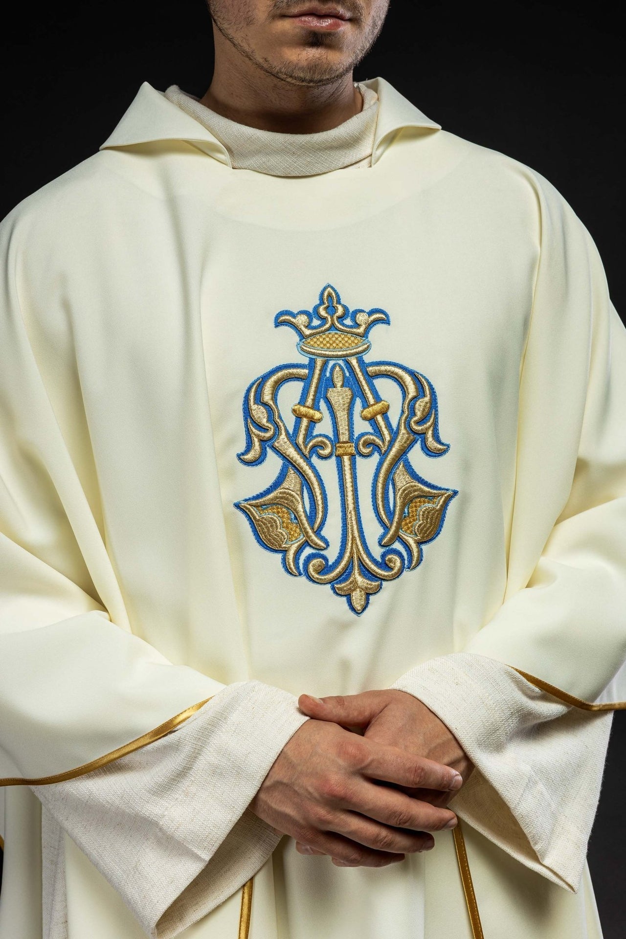 Ornat Maryjny Haftowany Złotem z Szerokim Kołnierzem Ecru - alba.pl