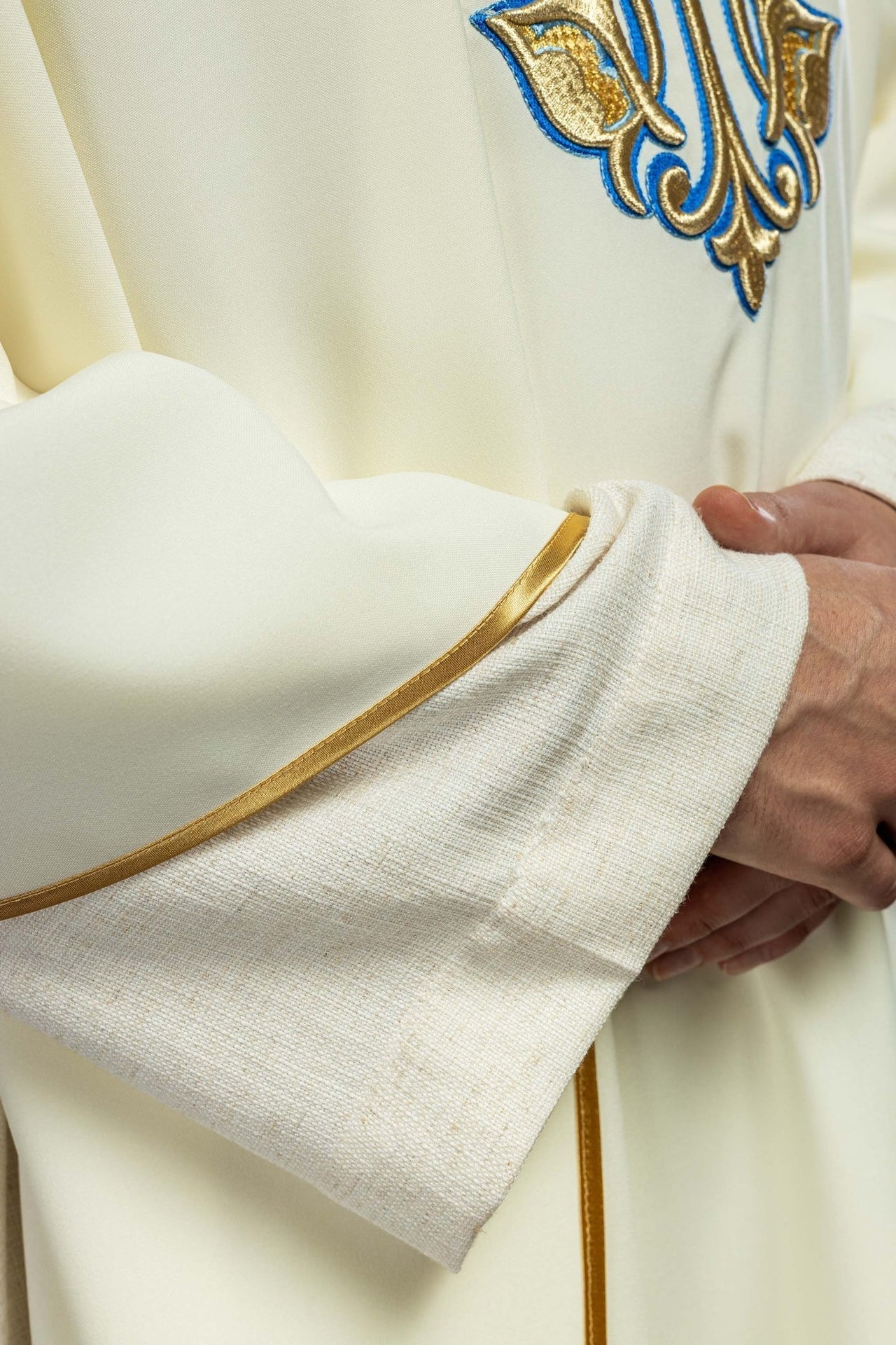 Ornat Maryjny Haftowany Złotem z Szerokim Kołnierzem Ecru - alba.pl