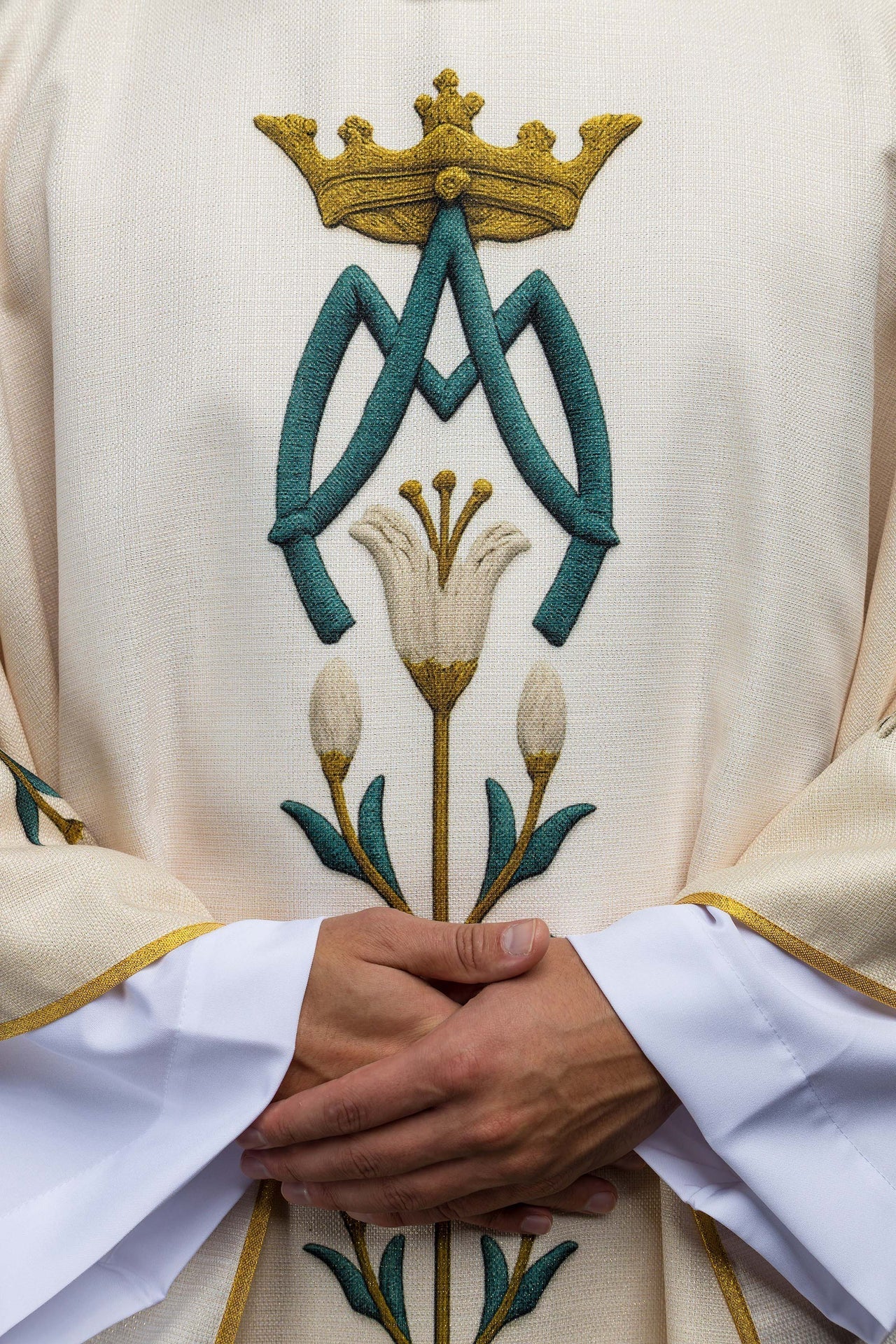 Ornat Maryjny Kremowy z Liliami i Monogramem AM Drukowany - alba.pl
